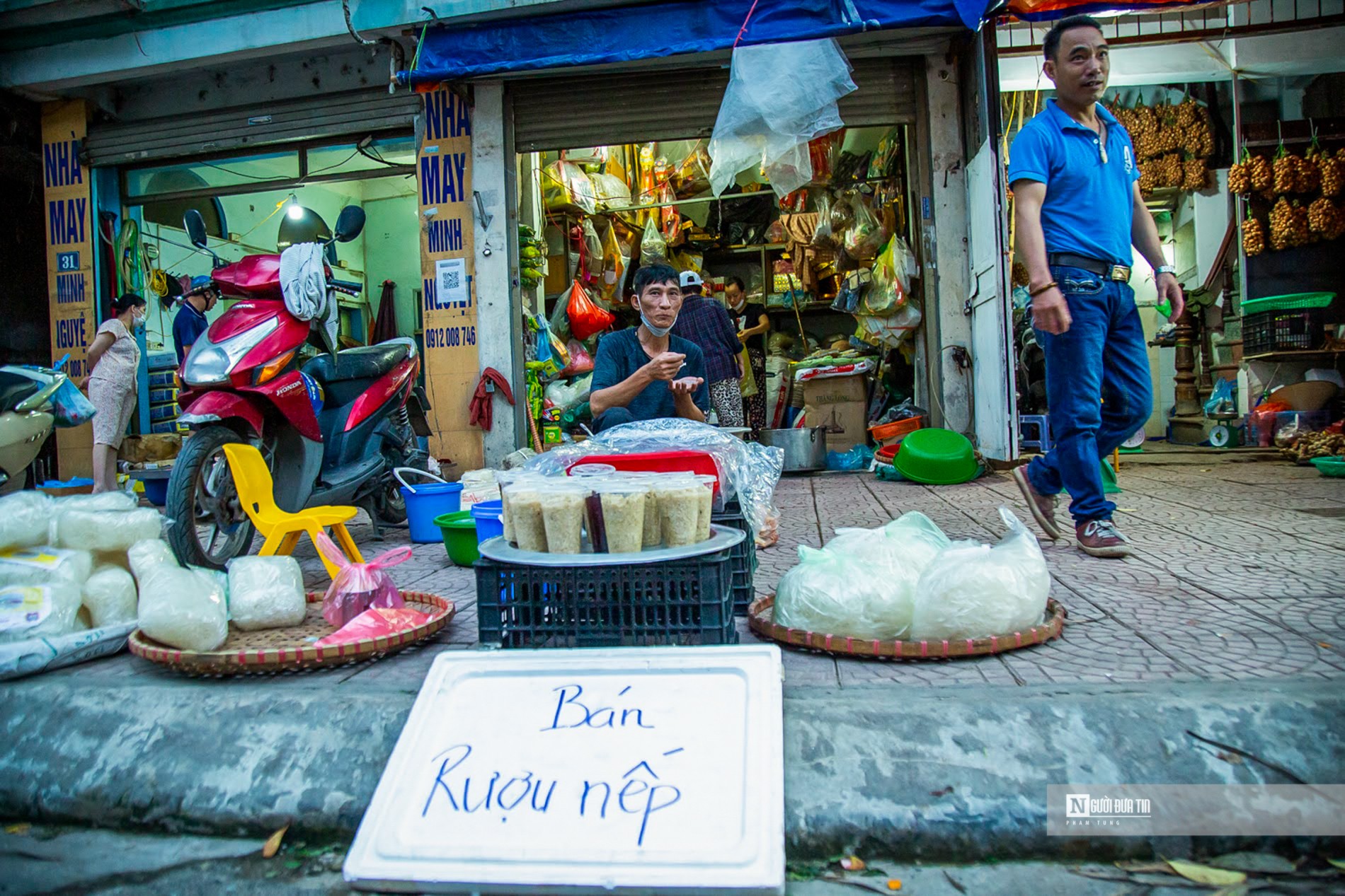 Dân sinh - Rượu nếp, hoa quả đắt hàng dịp Tết Đoan ngọ (Hình 3).