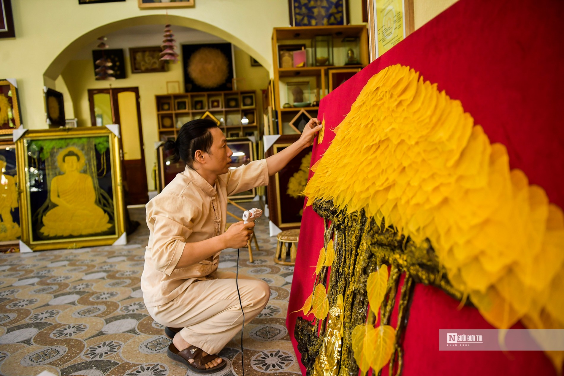 Dân sinh - Độc đáo tranh làm từ lá bồ đề (Hình 9).