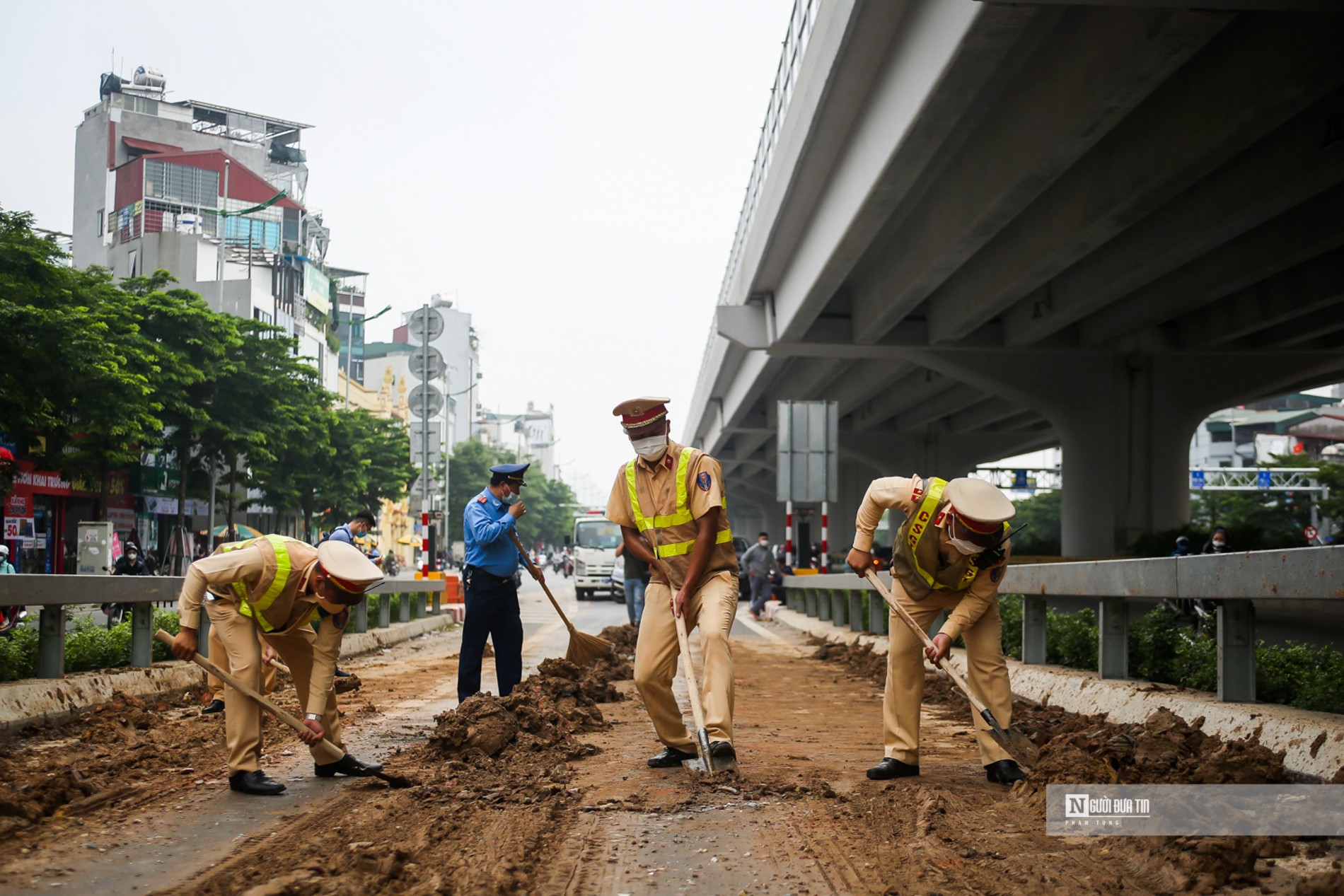 Dân sinh - Hà Nội: Đường dẫn lên vành đai 3 trên cao ngổn ngang đất đá (Hình 2).