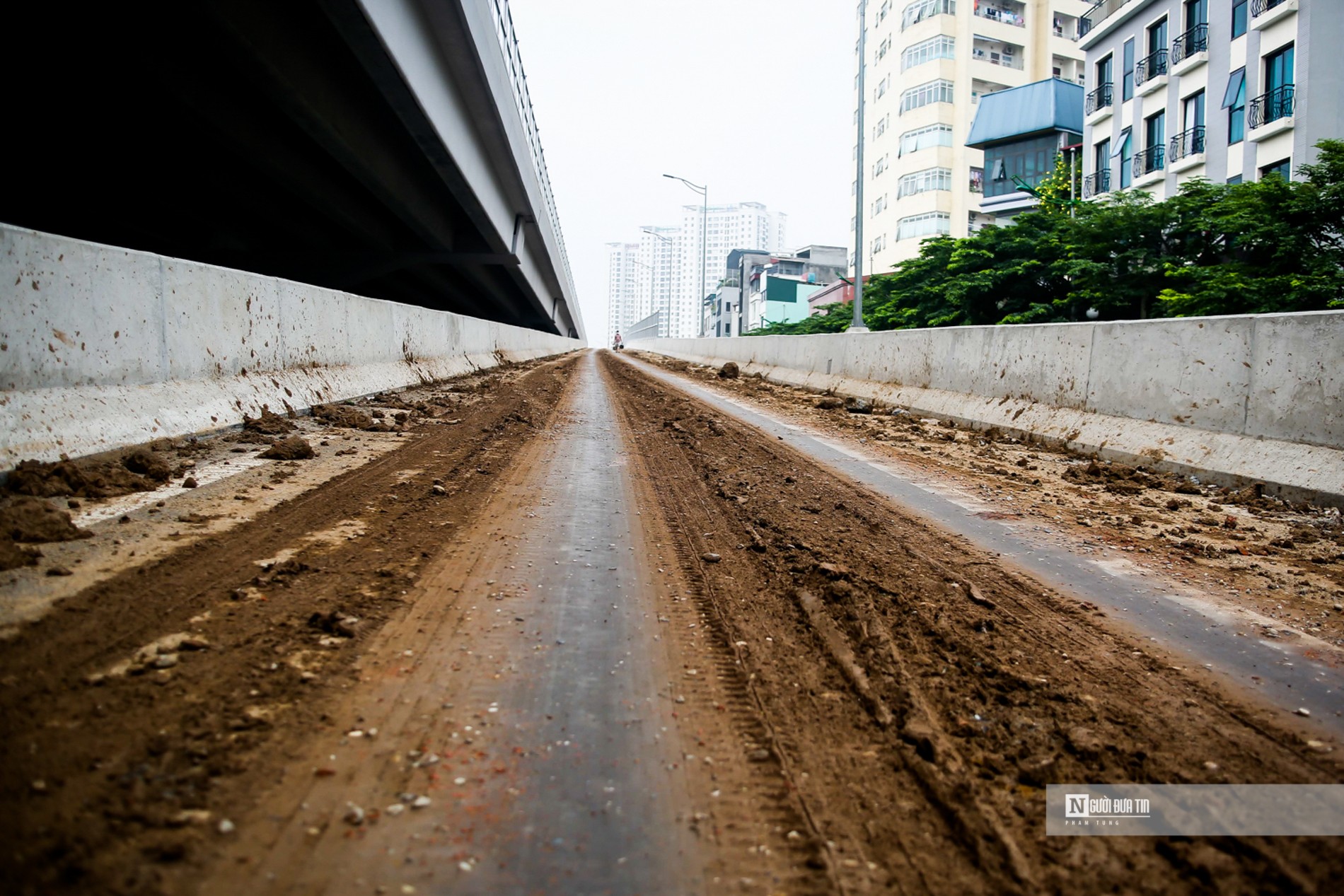 Dân sinh - Hà Nội: Đường dẫn lên vành đai 3 trên cao ngổn ngang đất đá (Hình 5).