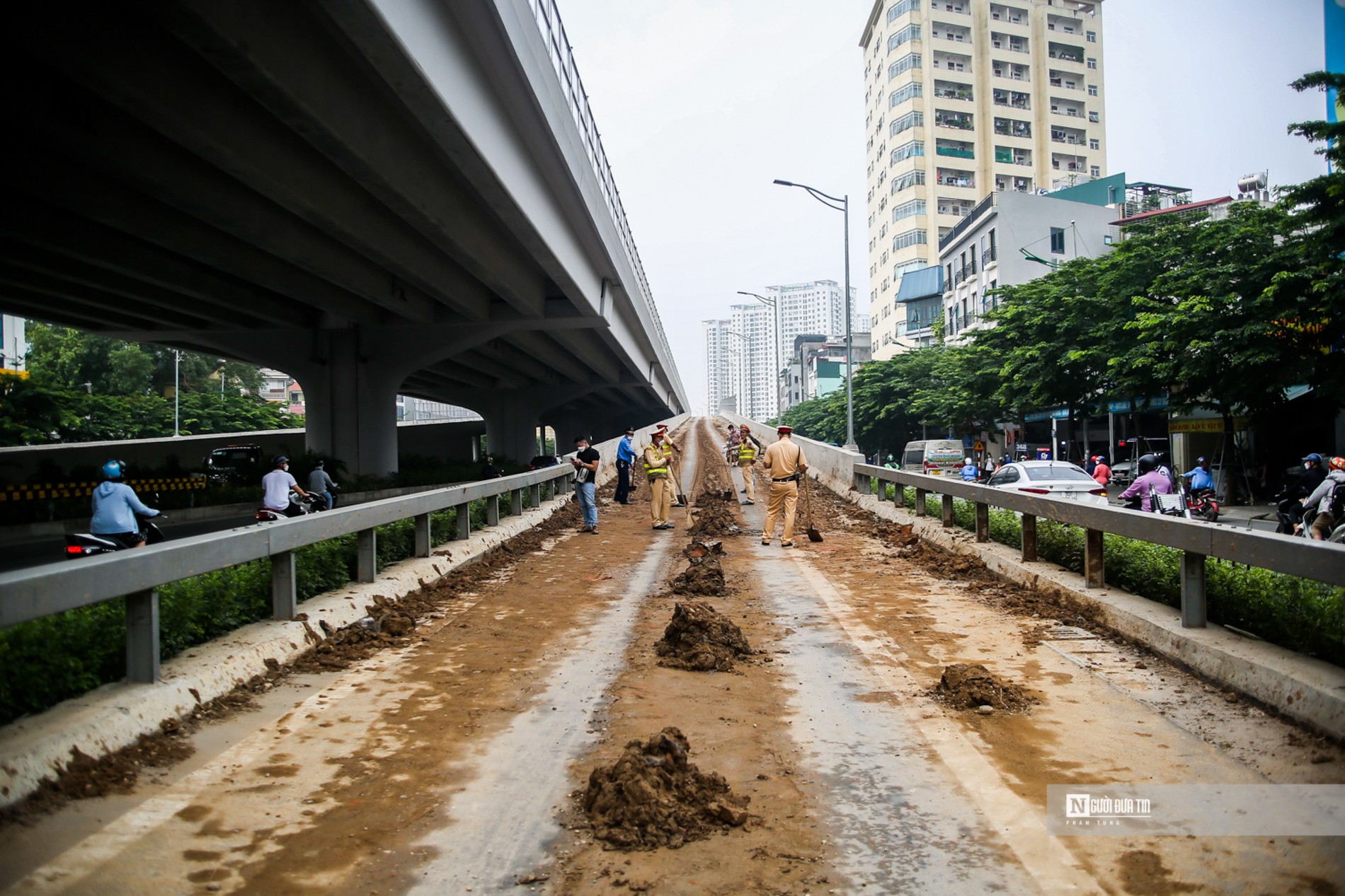 Dân sinh - Hà Nội: Đường dẫn lên vành đai 3 trên cao ngổn ngang đất đá (Hình 7).