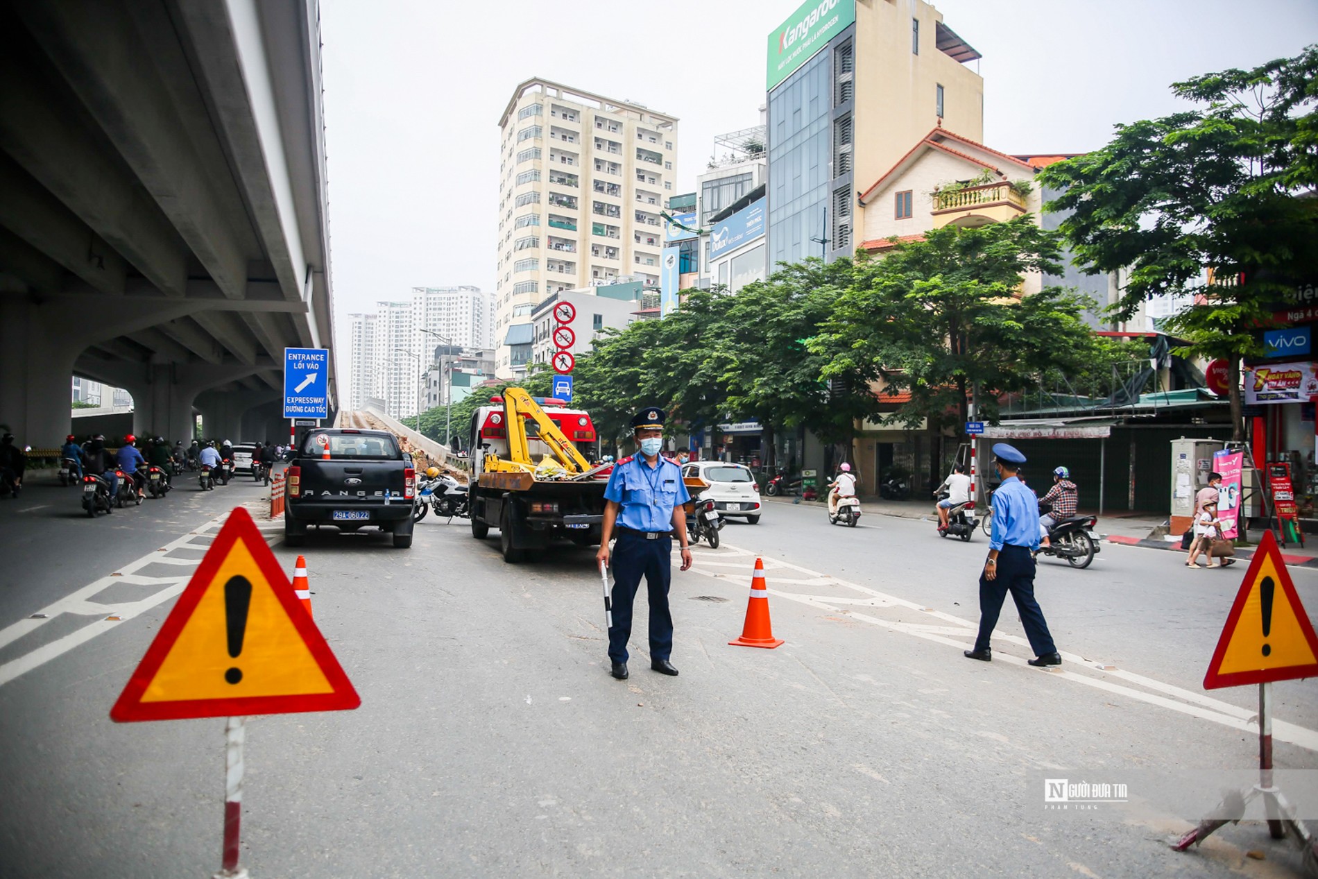 Dân sinh - Hà Nội: Đường dẫn lên vành đai 3 trên cao ngổn ngang đất đá (Hình 6).