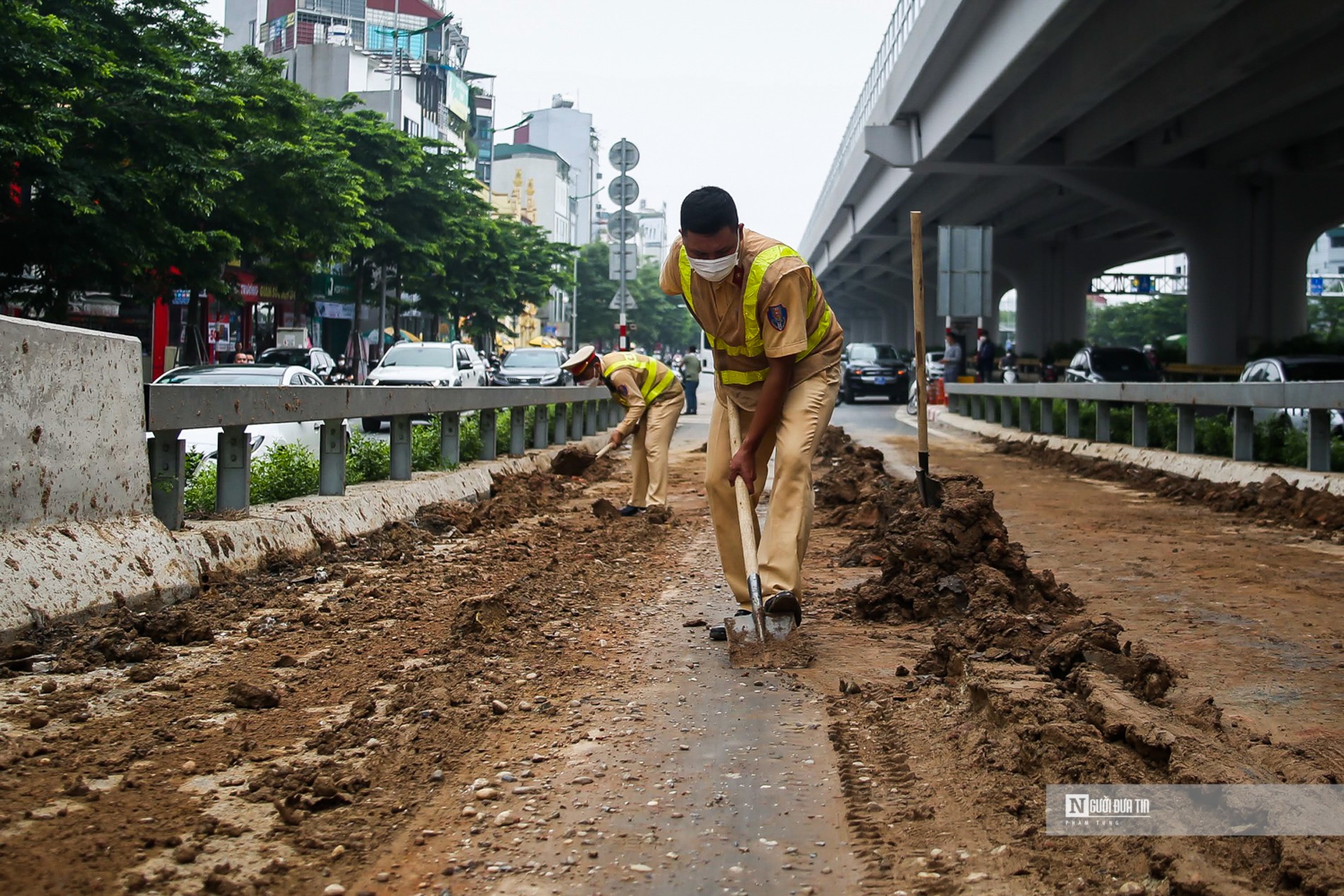 Dân sinh - Hà Nội: Đường dẫn lên vành đai 3 trên cao ngổn ngang đất đá (Hình 4).