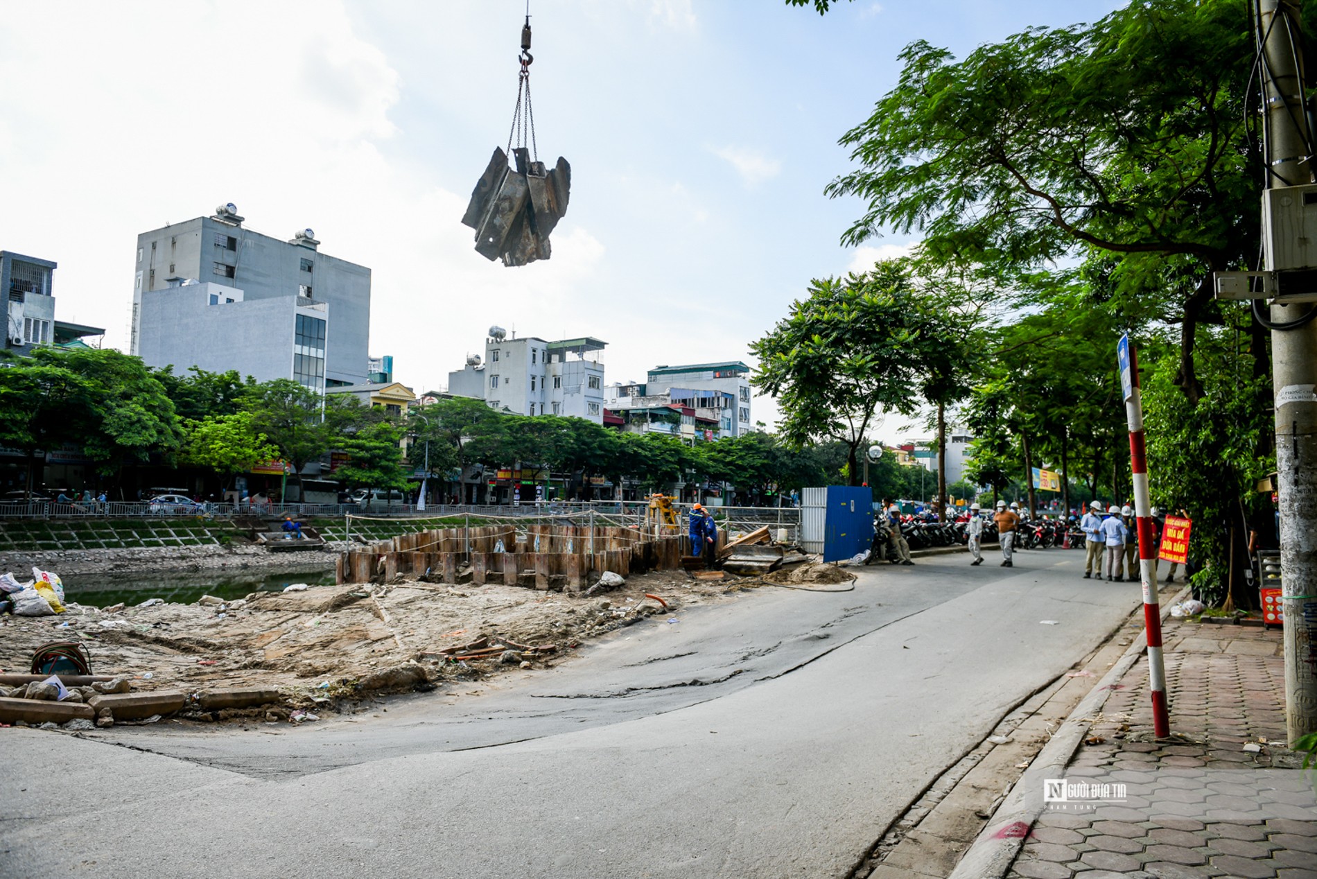 Dân sinh - Hà Nội: Bất ngờ sụt lún hơn 20 mét đường ven sông Tô Lịch (Hình 8).