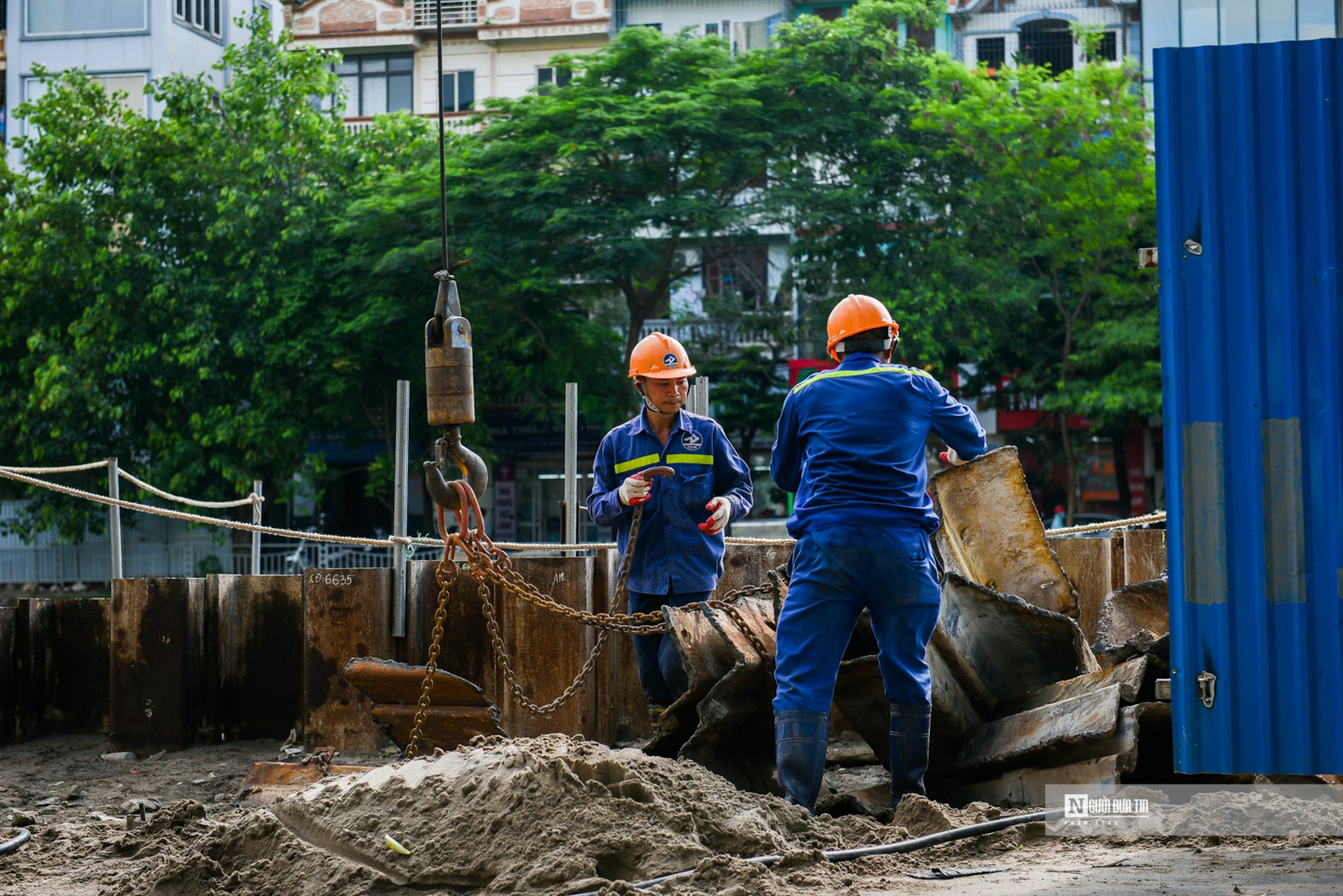 Dân sinh - Hà Nội: Bất ngờ sụt lún hơn 20 mét đường ven sông Tô Lịch (Hình 4).