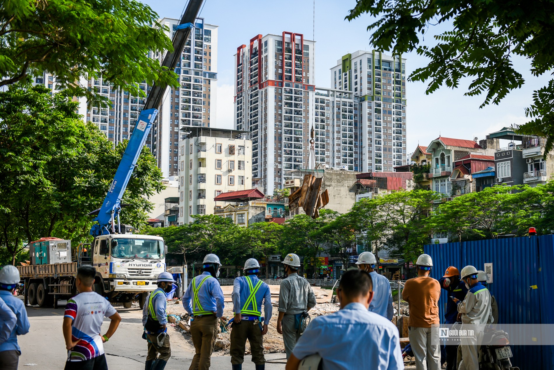 Dân sinh - Hà Nội: Bất ngờ sụt lún hơn 20 mét đường ven sông Tô Lịch (Hình 5).