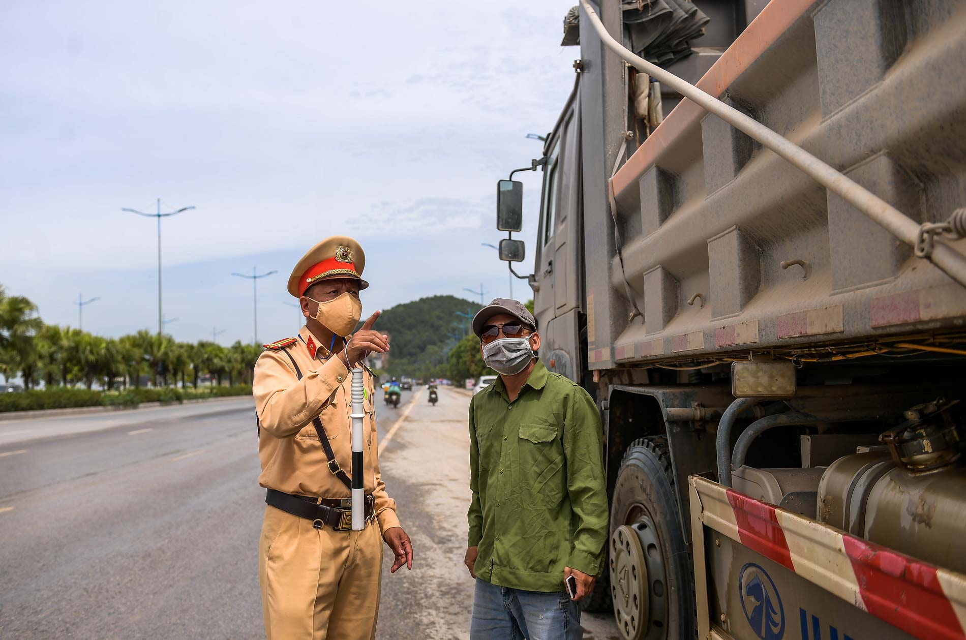 Dân sinh - Quảng Ninh: CSGT ra quân xử lý xe quá khổ quá tải (Hình 6).