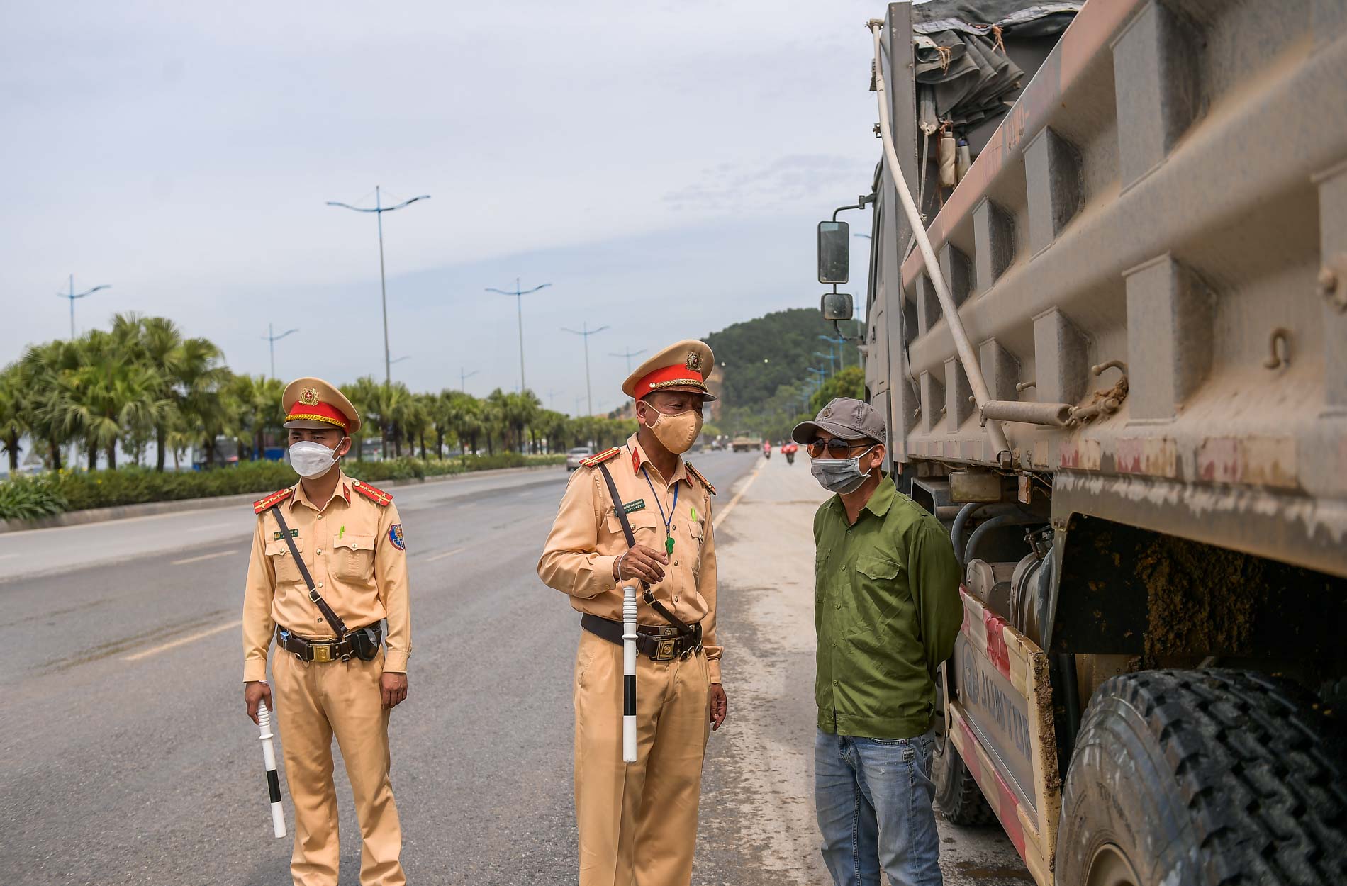 Dân sinh - Quảng Ninh: CSGT ra quân xử lý xe quá khổ quá tải (Hình 3).