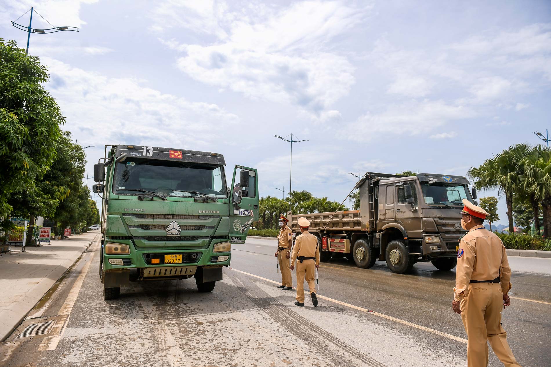 Dân sinh - Quảng Ninh: CSGT ra quân xử lý xe quá khổ quá tải