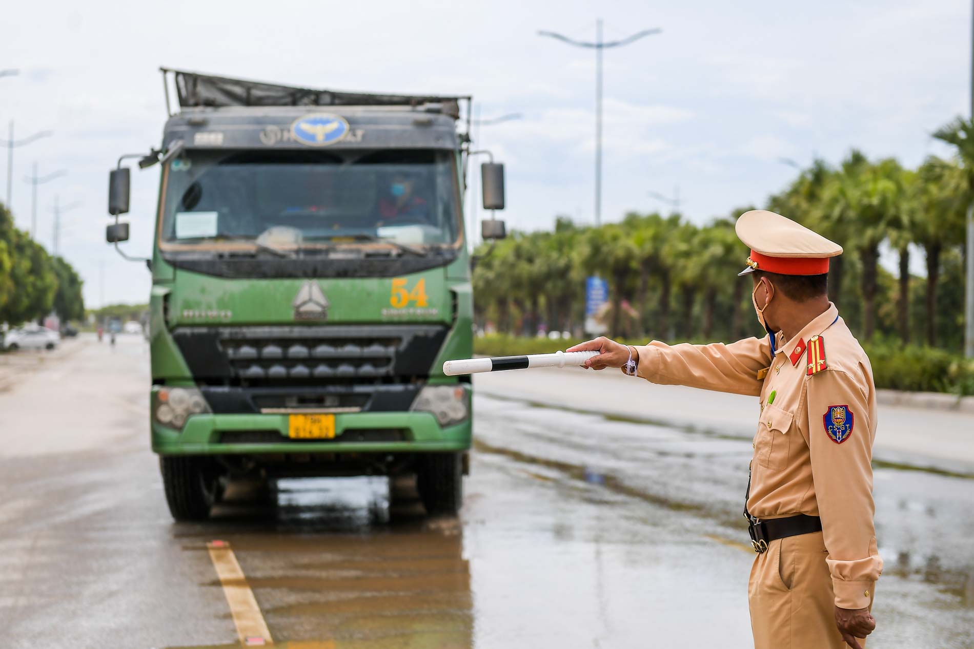 Dân sinh - Quảng Ninh: CSGT ra quân xử lý xe quá khổ quá tải (Hình 5).