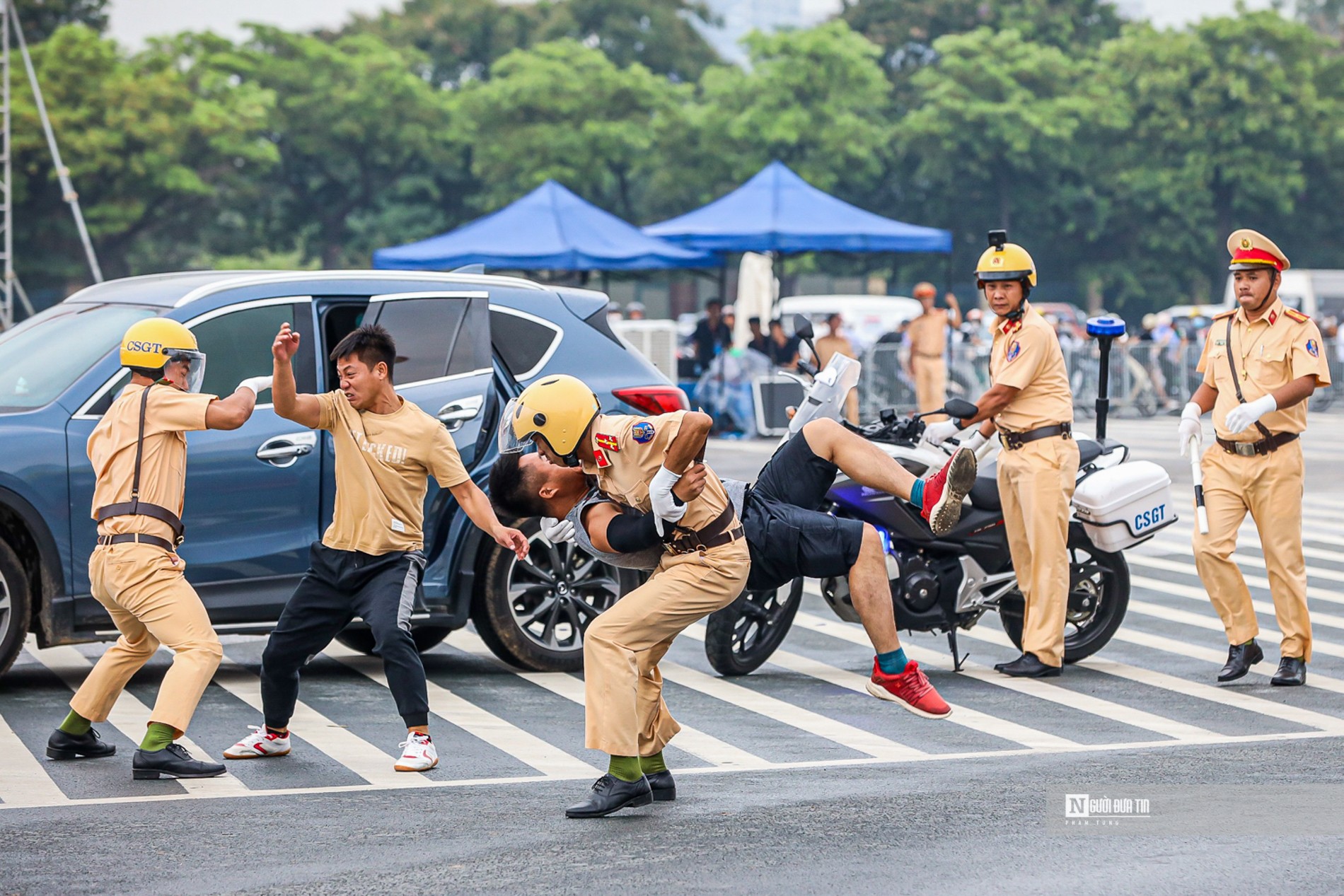 Sự kiện - Mãn nhãn màn trình diễn lái xe, võ thuật của CSGT (Hình 10).