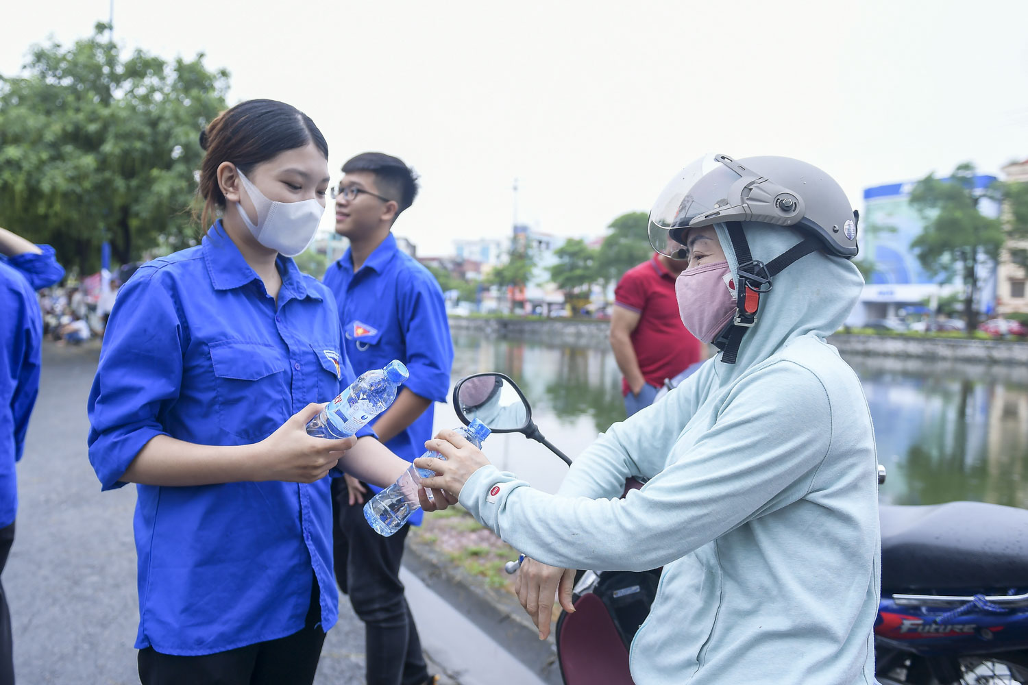 Giáo dục - Hải Dương: Thanh niên tình nguyện đội mưa “tiếp lửa” cho thí sinh (Hình 3).