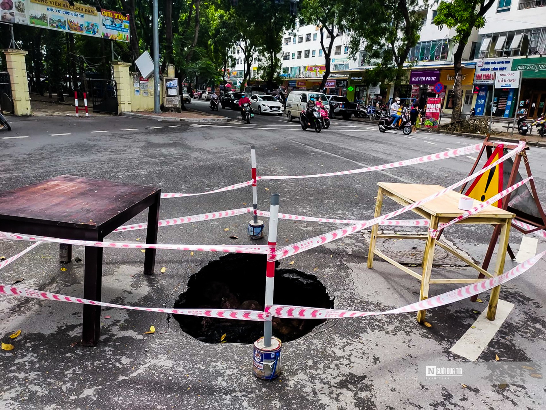 Dân sinh - Hà Nội: “Hố tử thần” sâu gần 1m bất ngờ xuất hiện giữa ngã tư đường (Hình 7).