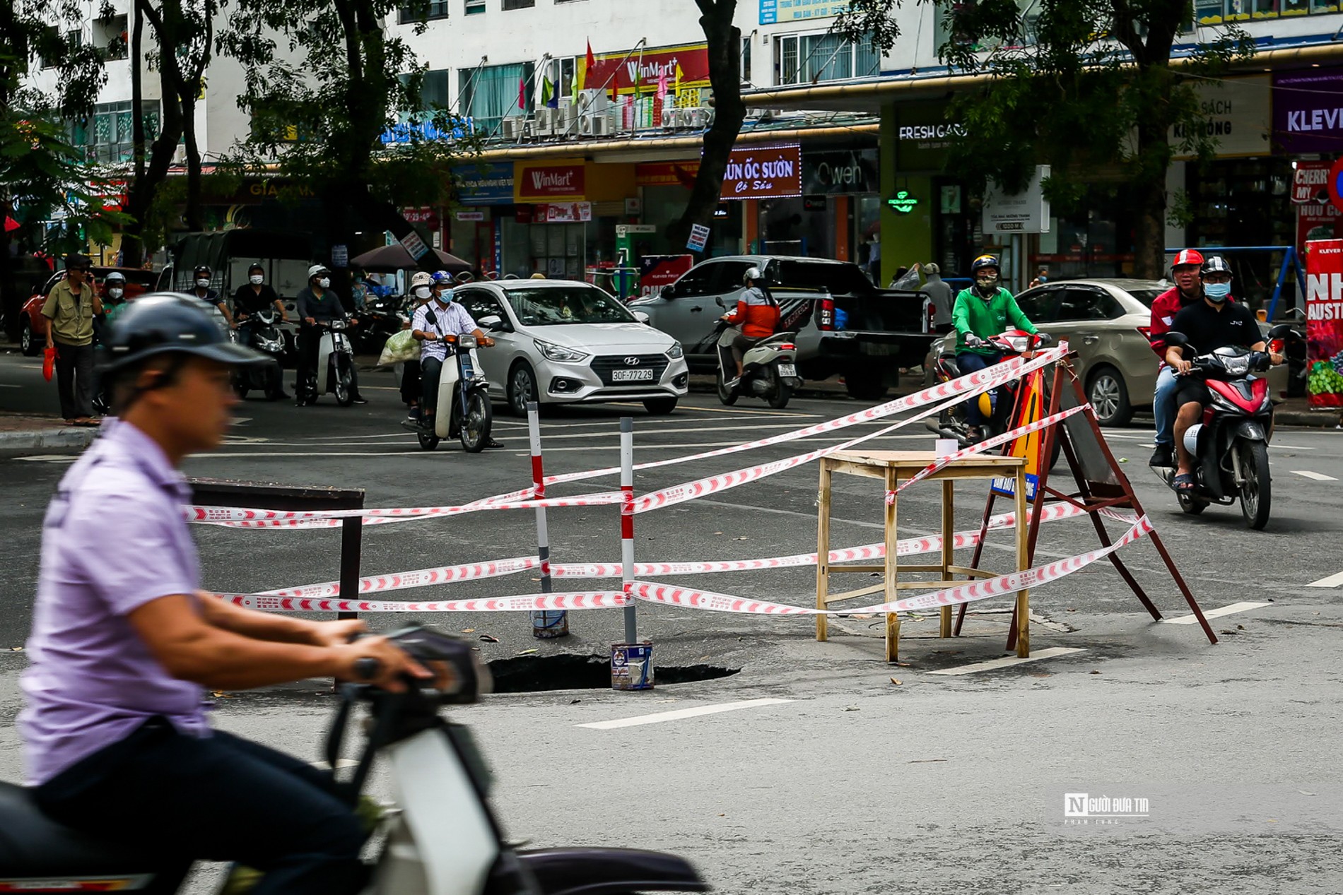 Dân sinh - Hà Nội: “Hố tử thần” sâu gần 1m bất ngờ xuất hiện giữa ngã tư đường (Hình 6).