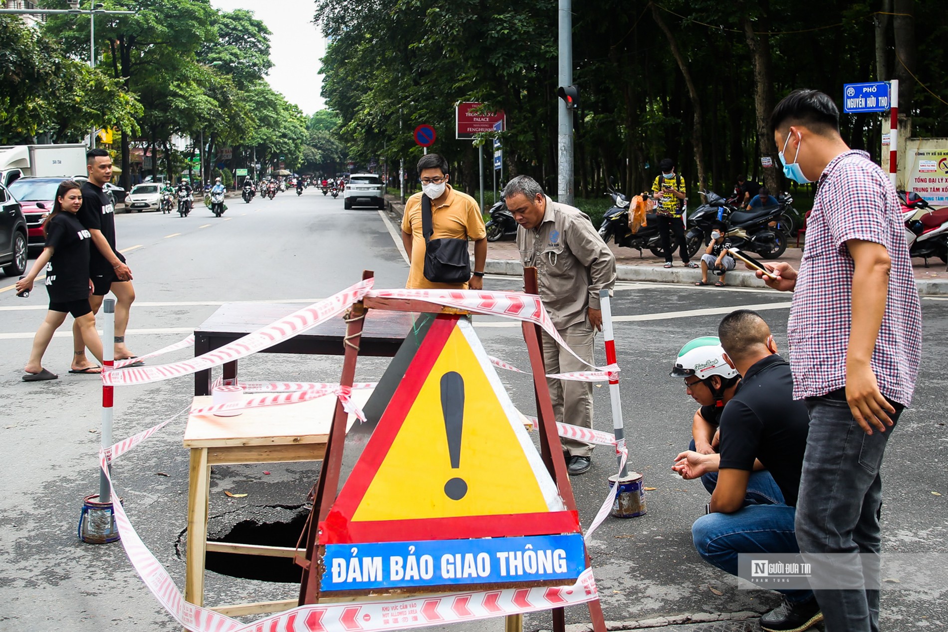 Dân sinh - Hà Nội: “Hố tử thần” sâu gần 1m bất ngờ xuất hiện giữa ngã tư đường (Hình 5).