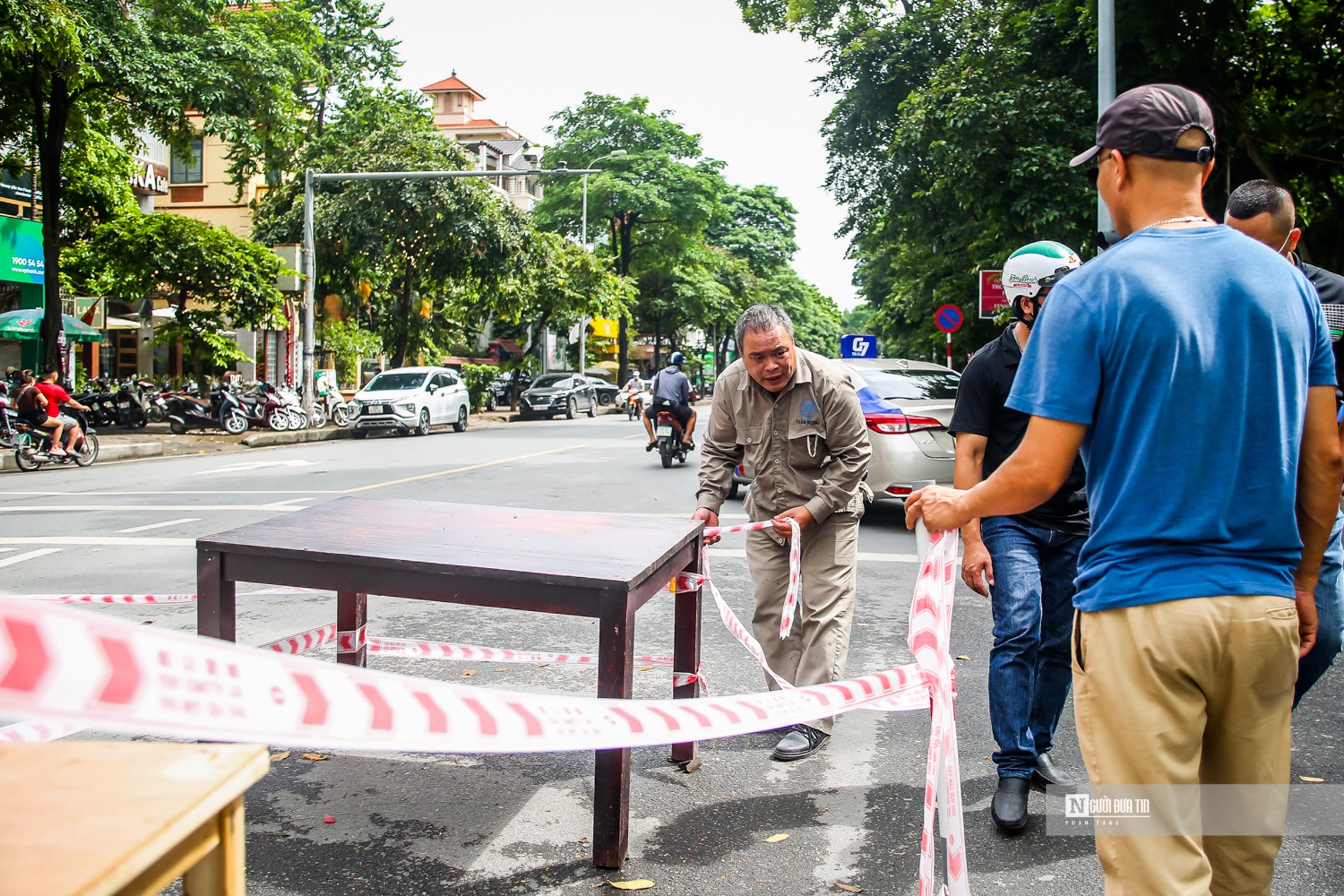 Dân sinh - Hà Nội: “Hố tử thần” sâu gần 1m bất ngờ xuất hiện giữa ngã tư đường (Hình 2).