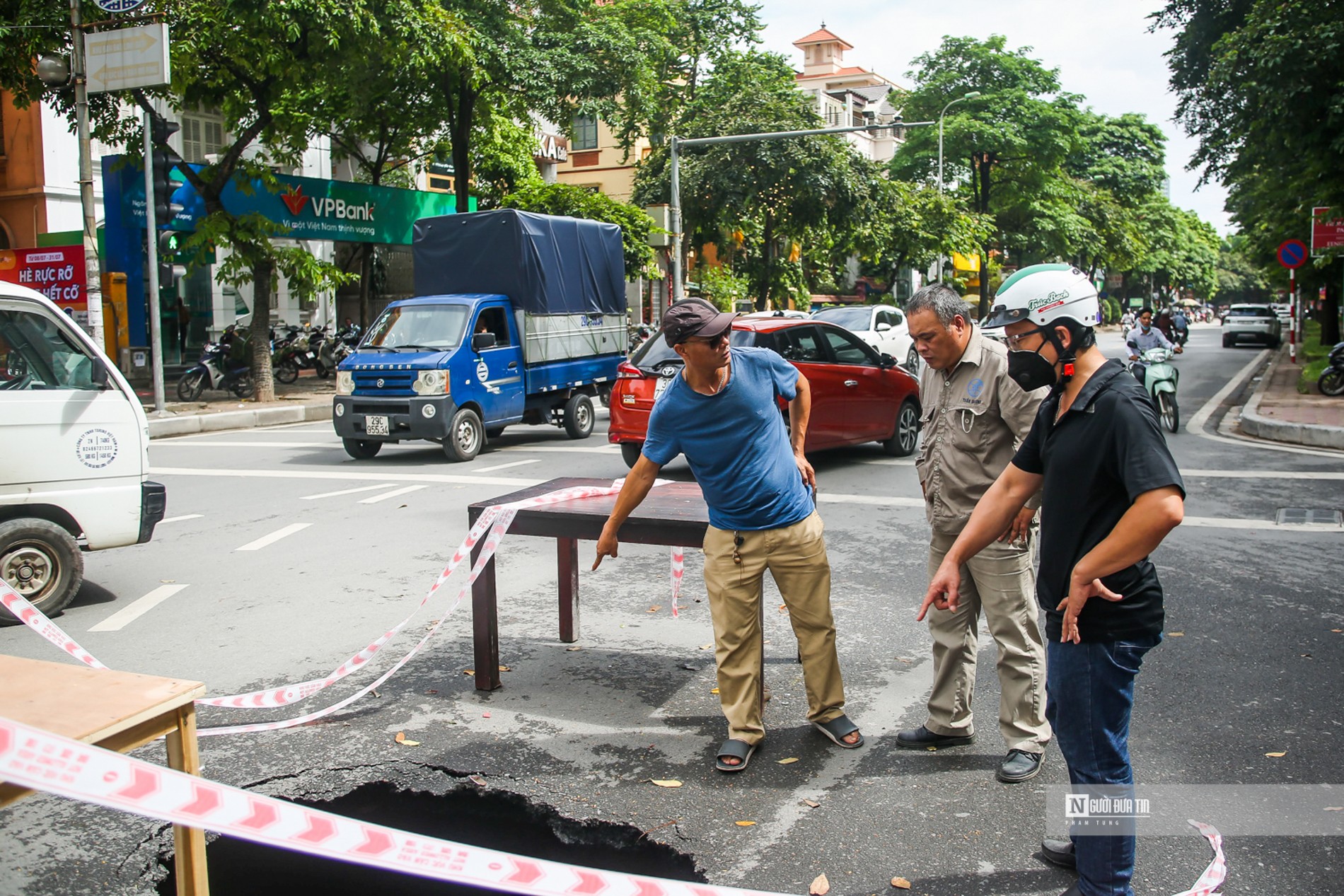 Dân sinh - Hà Nội: “Hố tử thần” sâu gần 1m bất ngờ xuất hiện giữa ngã tư đường (Hình 8).