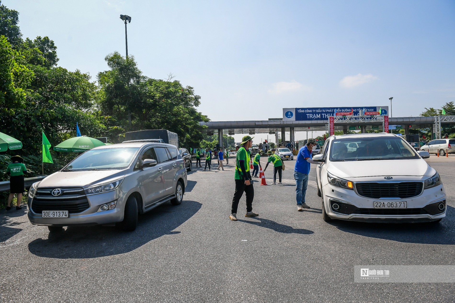 Sự kiện - Cao tốc Hà Nội - Lào Cai ùn ứ ngày đầu hoàn toàn thu phí không dừng (Hình 5).