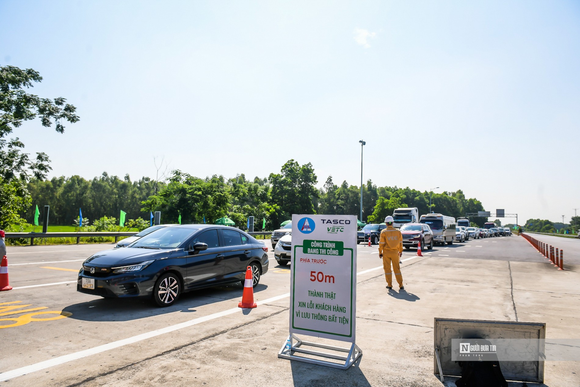 Sự kiện - Cao tốc Hà Nội - Lào Cai ùn ứ ngày đầu hoàn toàn thu phí không dừng (Hình 2).