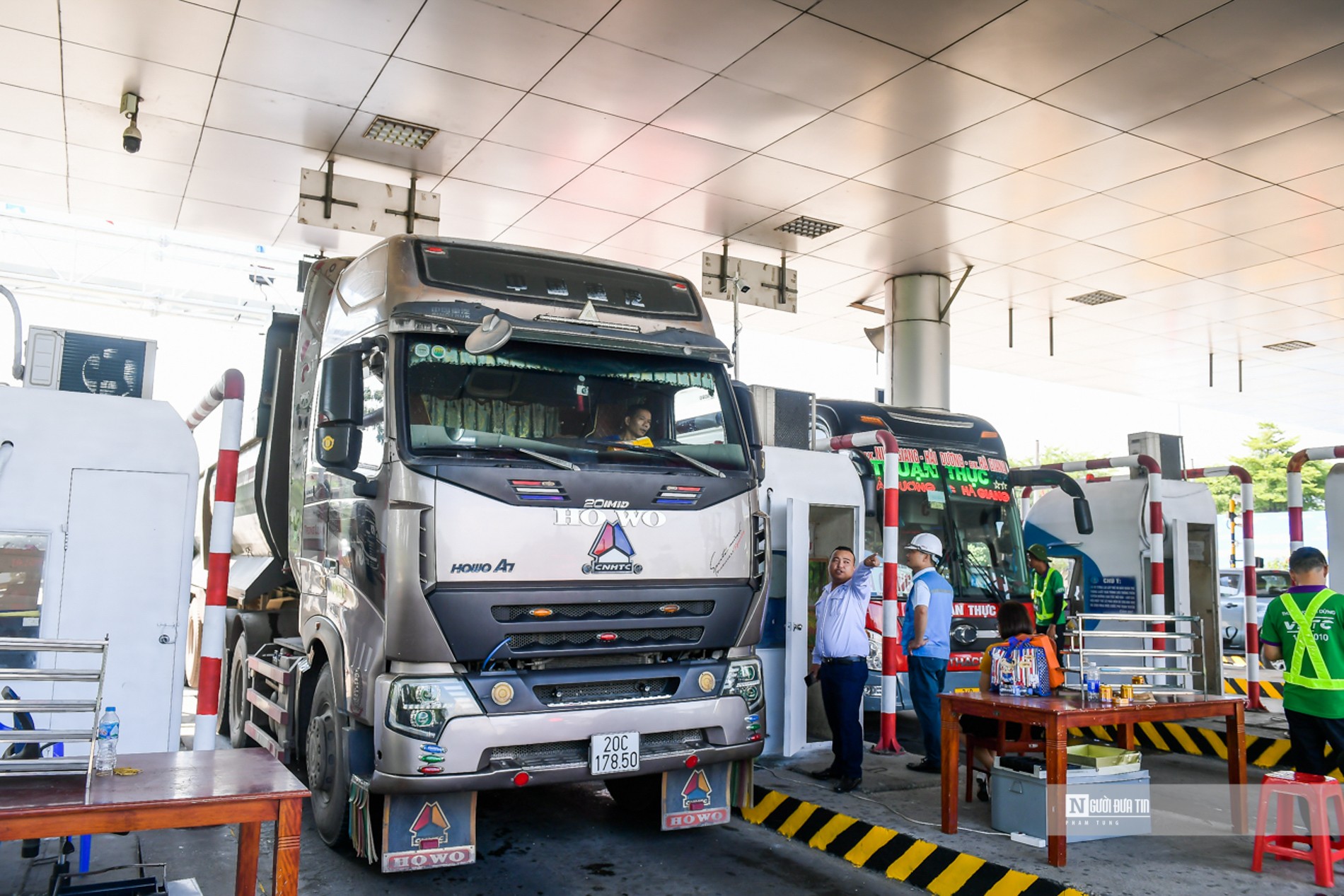 Sự kiện - Cao tốc Hà Nội - Lào Cai ùn ứ ngày đầu hoàn toàn thu phí không dừng (Hình 6).