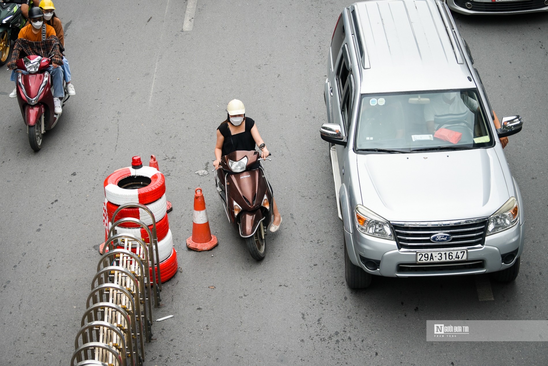 Dân sinh - Hà Nội: Nhiều xe sai làn ngày đầu đường Nguyễn Trãi lắp dải phân cách (Hình 5).