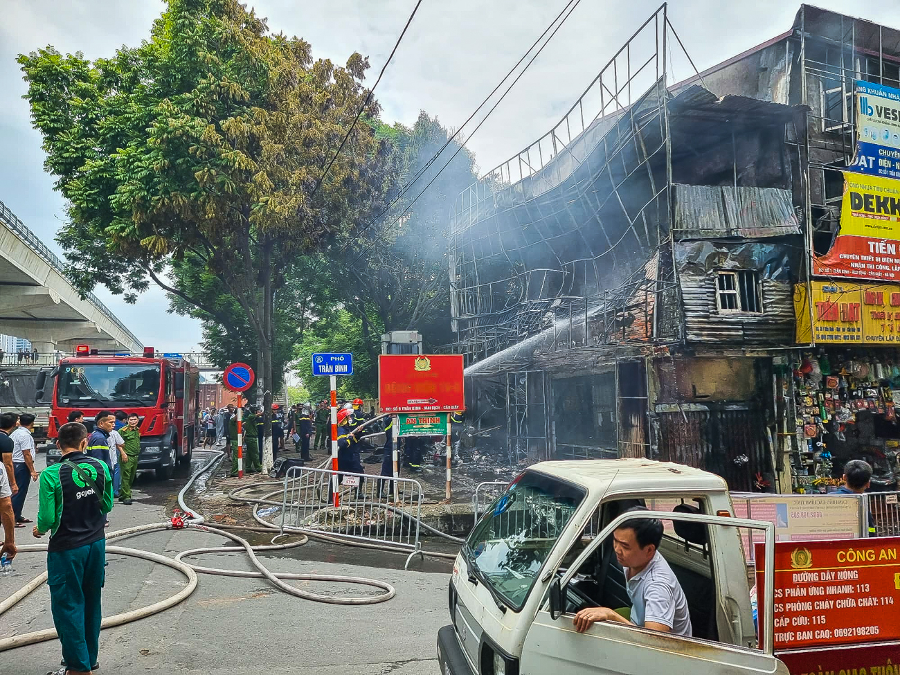 Dân sinh - Hà Nội: Cháy lớn thiêu rụi cửa hàng kinh doanh máy tính (Hình 4).