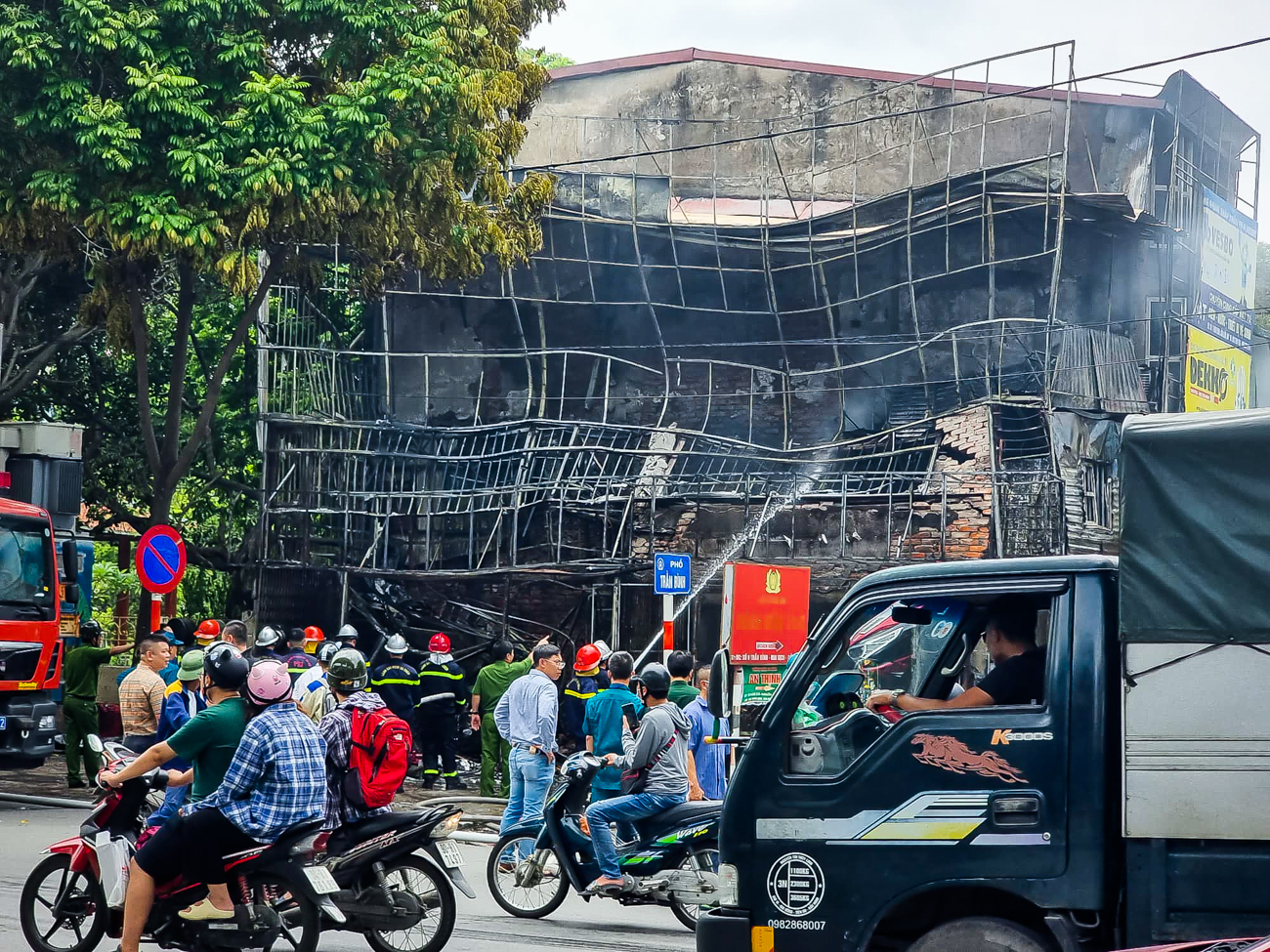 Dân sinh - Hà Nội: Cháy lớn thiêu rụi cửa hàng kinh doanh máy tính (Hình 6).