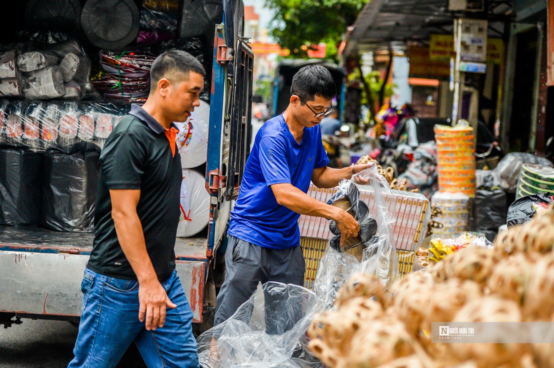 Dân sinh - 'Thủ phủ' vàng mã nhộn nhịp trước rằm tháng 7 (Hình 4).