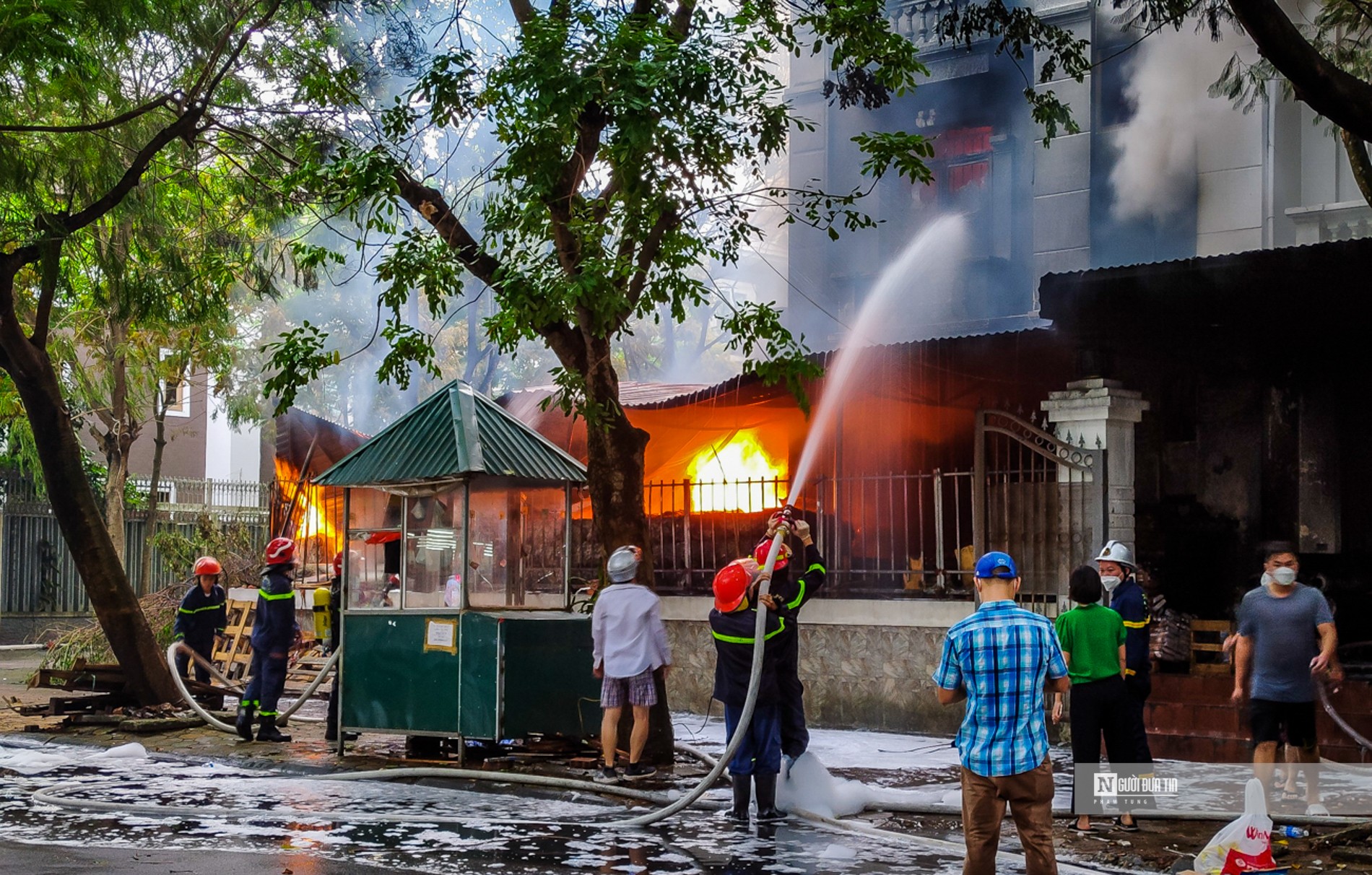 Dân sinh - Hà Nội: Cháy lớn biệt thự trong KĐT Pháp Vân, một chiến sĩ bị thương (Hình 9).