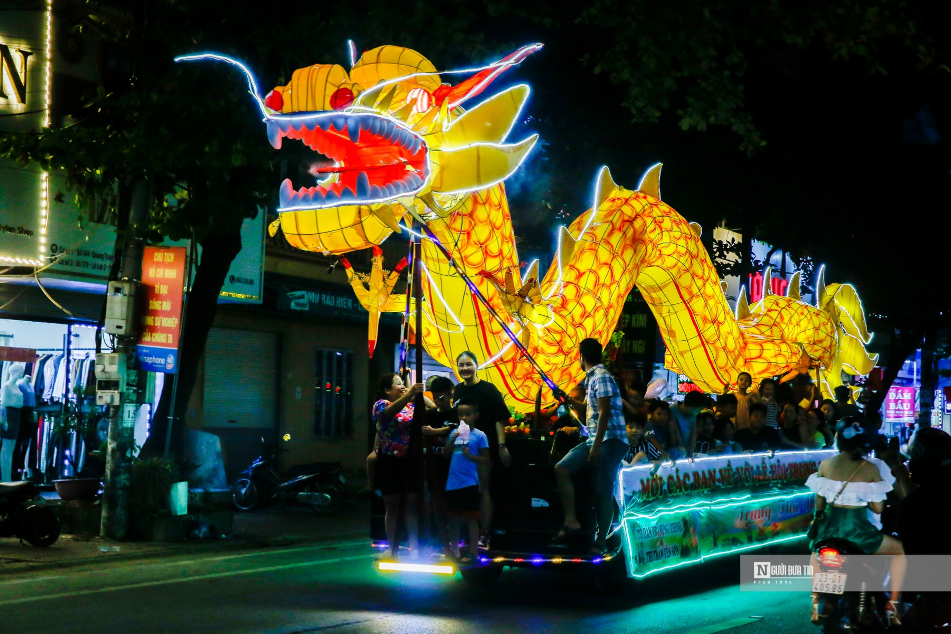 Dân sinh - Tuyên Quang: Biển người xuống phố rước đèn Trung thu khổng lồ (Hình 4).