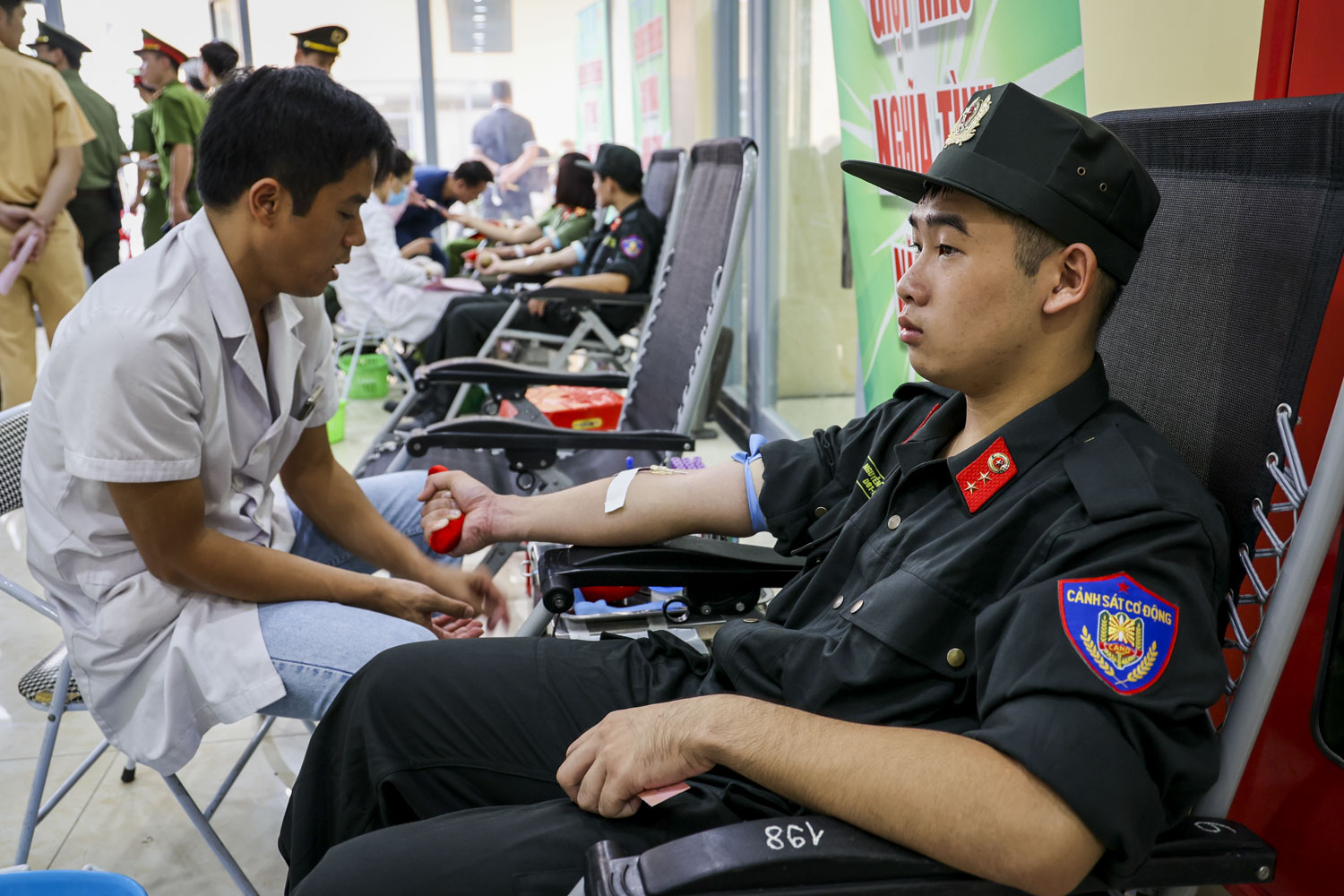 Sự kiện - Thanh niên Công an Hà Nội tham gia hiến máu tình nguyện (Hình 7).