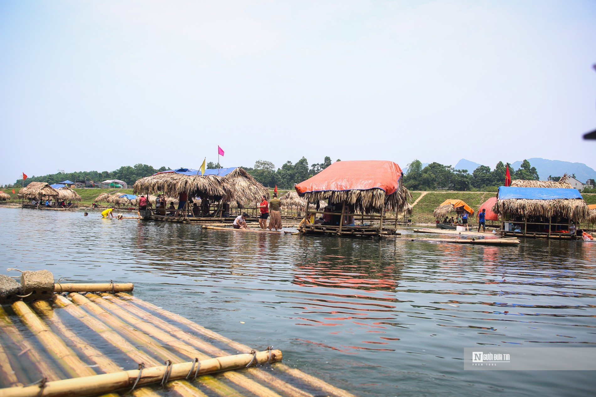 Dân sinh - Hòa Bình: Bè nứa cắm trại phủ kín mặt sông Bôi (Hình 6).