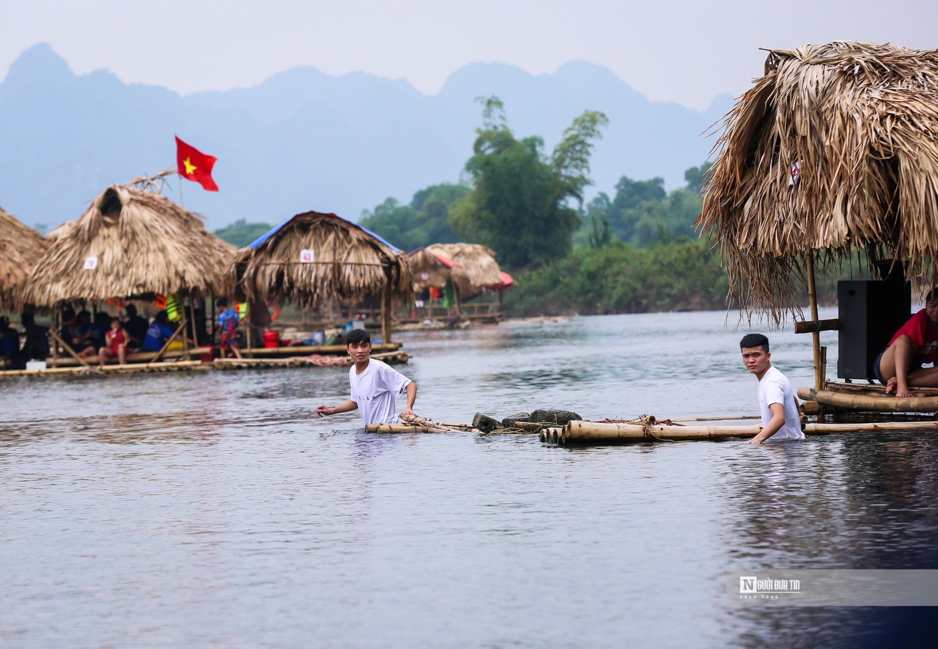 Dân sinh - Hòa Bình: Bè nứa cắm trại phủ kín mặt sông Bôi (Hình 8).