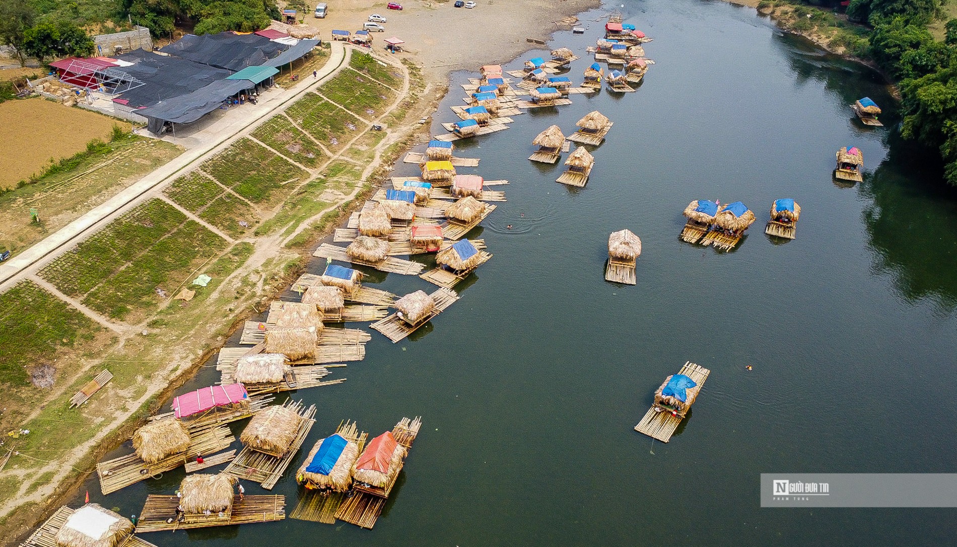 Dân sinh - Hòa Bình: Bè nứa cắm trại phủ kín mặt sông Bôi