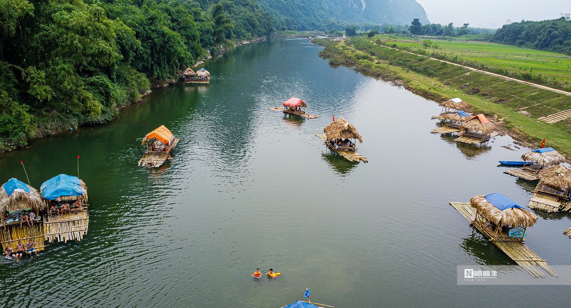 Dân sinh - Hòa Bình: Bè nứa cắm trại phủ kín mặt sông Bôi (Hình 3).