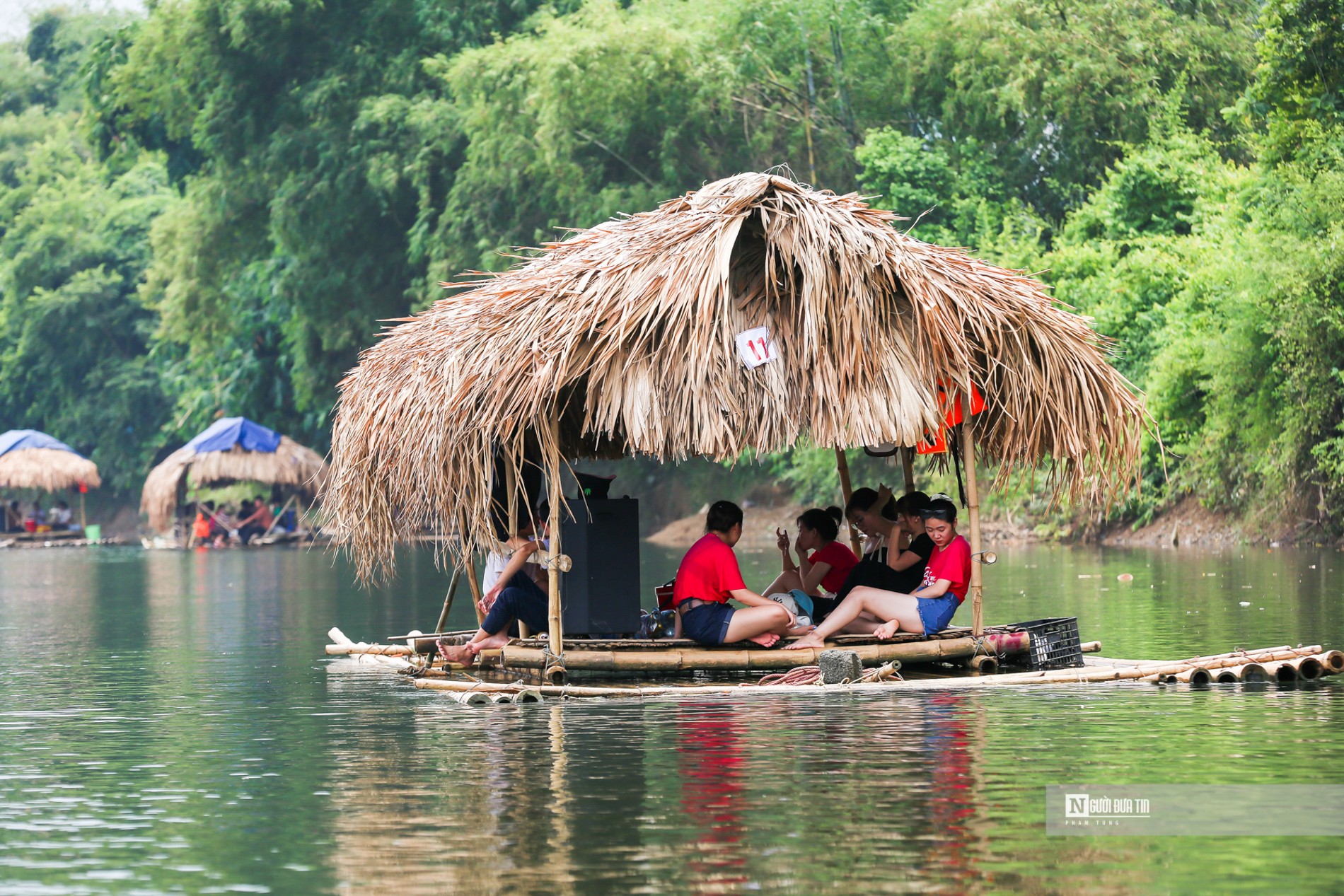 Dân sinh - Hòa Bình: Bè nứa cắm trại phủ kín mặt sông Bôi (Hình 11).