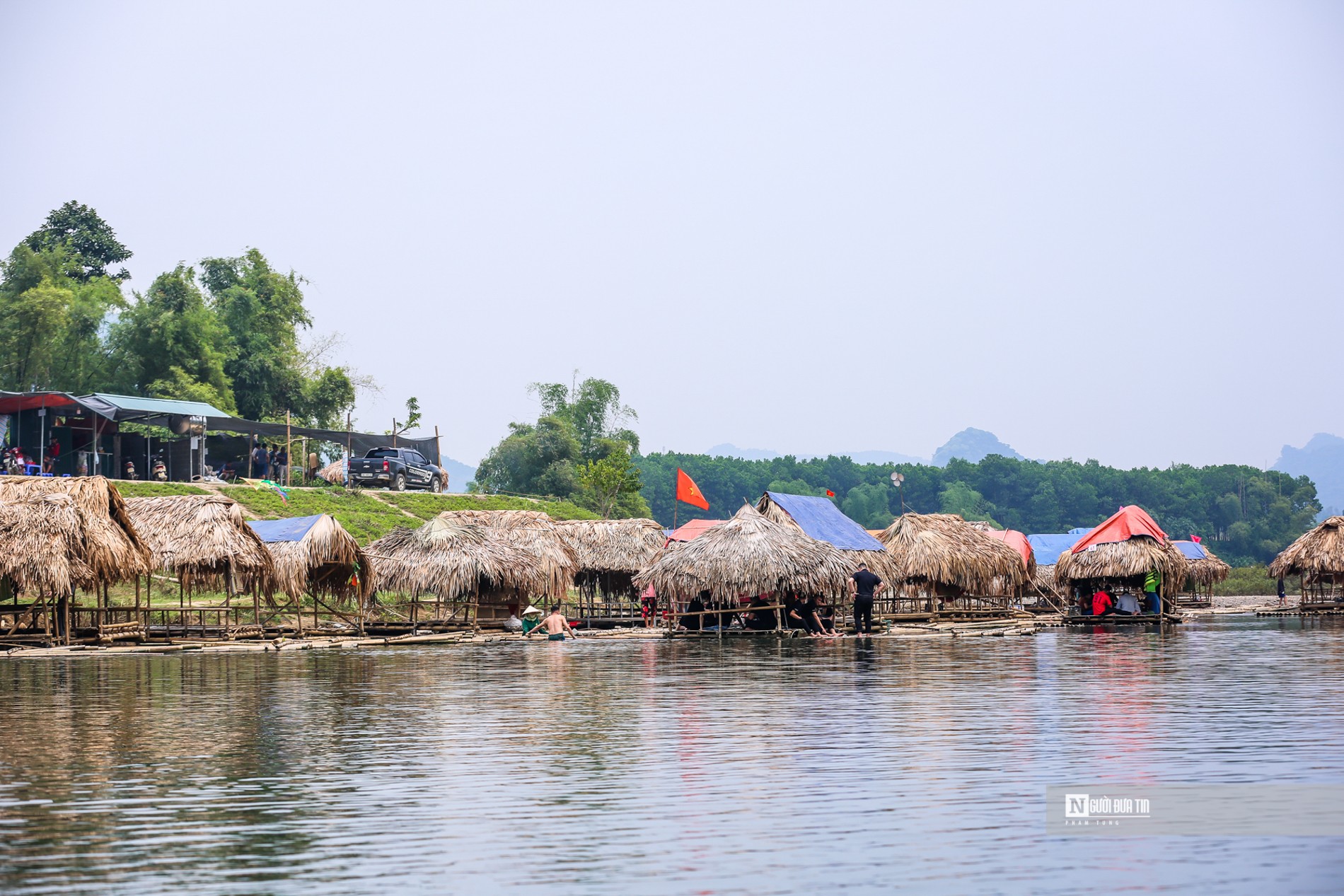 Dân sinh - Hòa Bình: Bè nứa cắm trại phủ kín mặt sông Bôi (Hình 5).