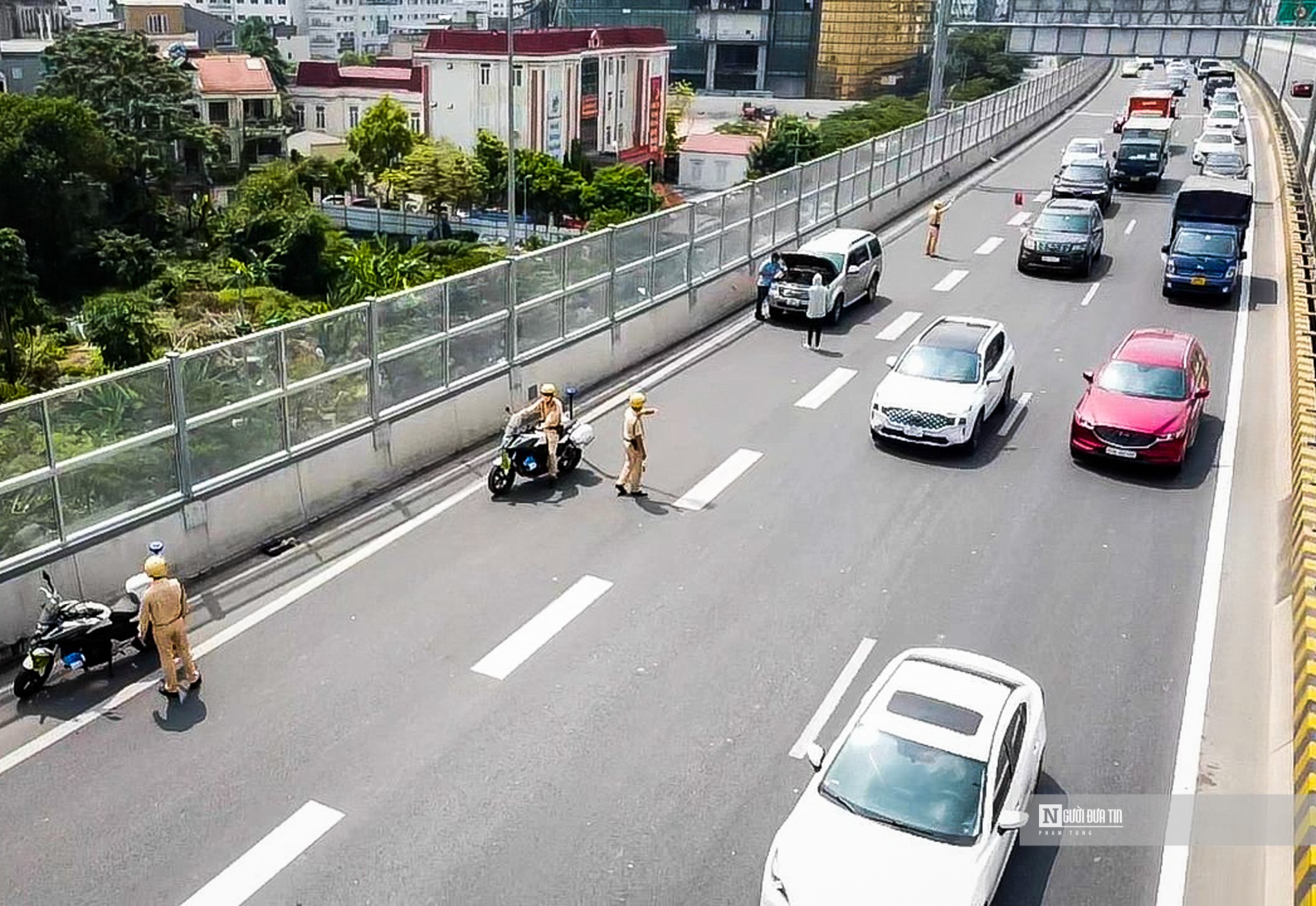 An ninh - Hình sự - Hà Nội: CSGT dùng xe mô tô đặc chủng 'gỡ' ùn tắc Vành đai 3 trên cao (Hình 7).