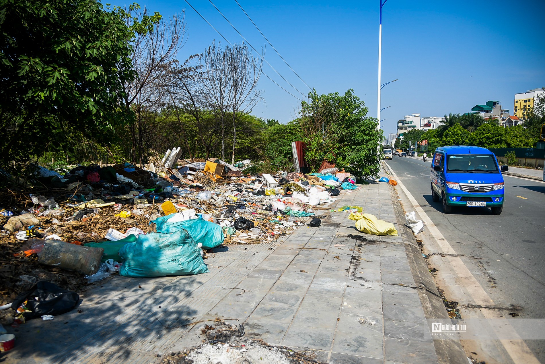 Dân sinh - Hà Nội: Rác thải chất ngổn ngang bên đường F1