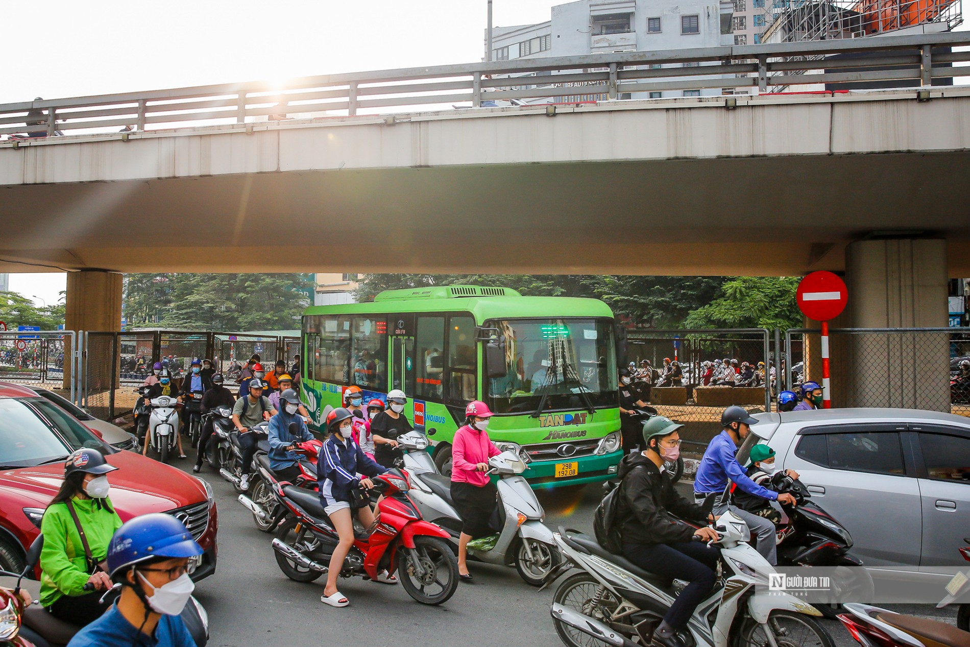 Dân sinh - Hà Nội: Nhiều ô tô vi phạm sau khi gầm cầu vượt Ngã Tư Sở lắp biển cấm (Hình 9).