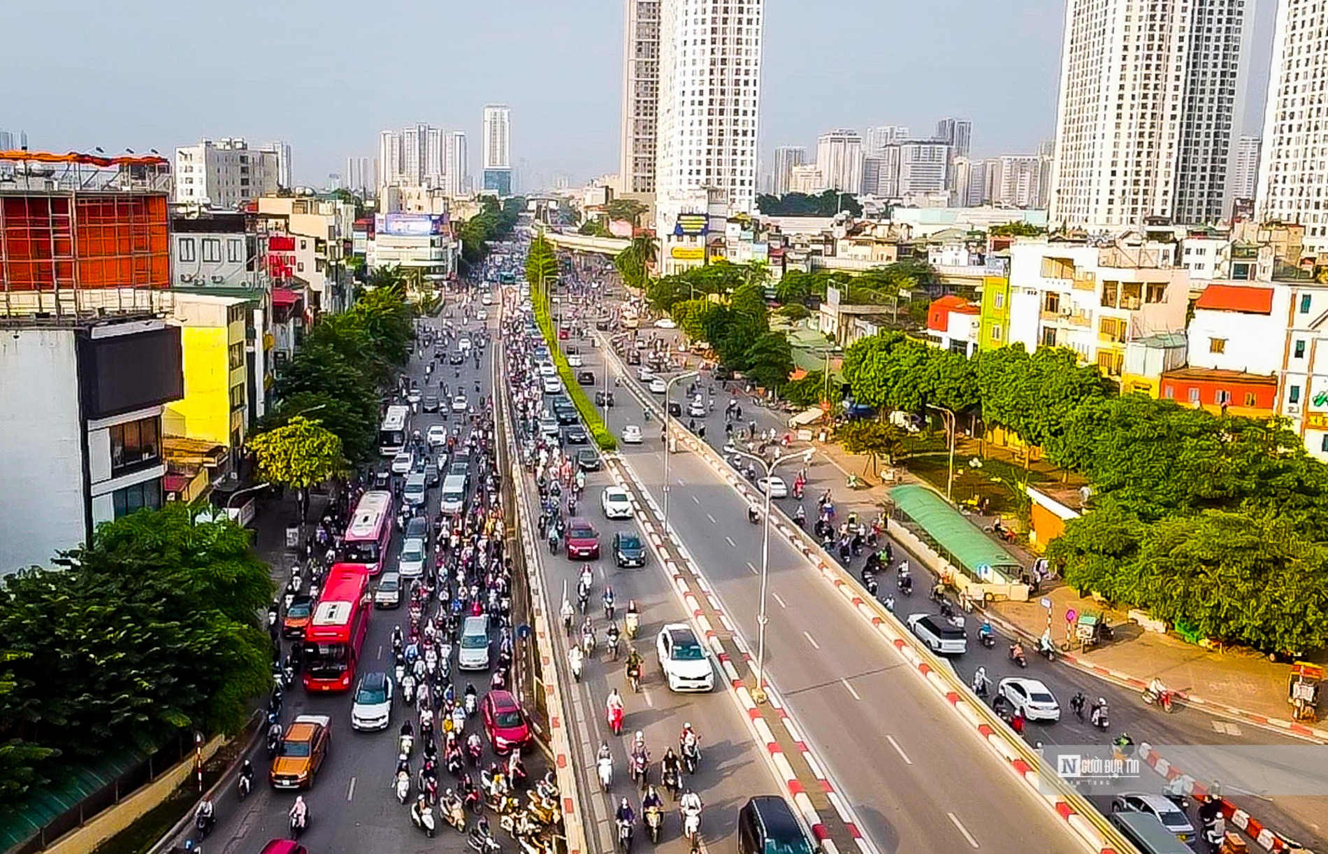 Dân sinh - Hà Nội: Nhiều ô tô vi phạm sau khi gầm cầu vượt Ngã Tư Sở lắp biển cấm