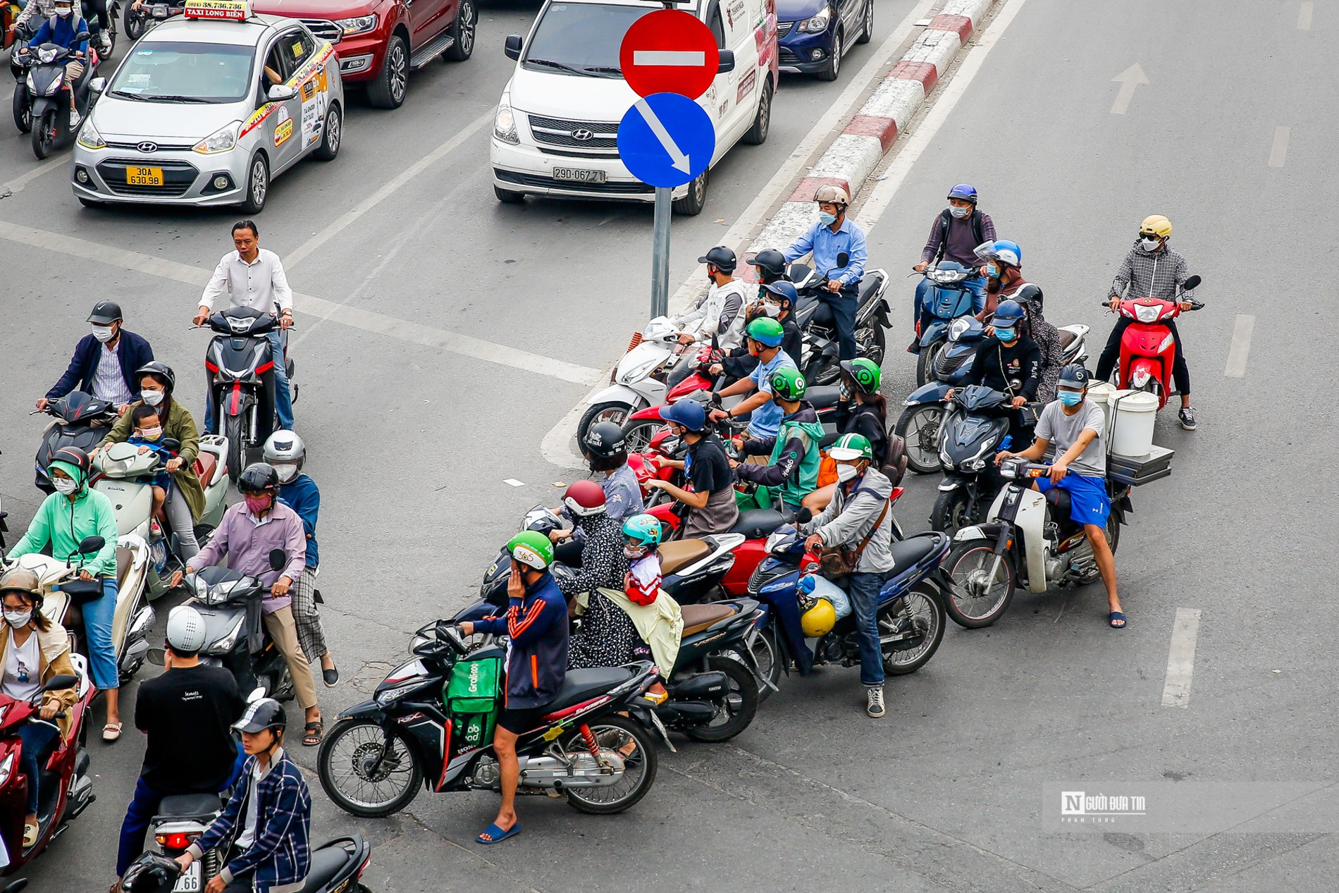 Dân sinh - Hà Nội: Nhiều ô tô vi phạm sau khi gầm cầu vượt Ngã Tư Sở lắp biển cấm (Hình 10).