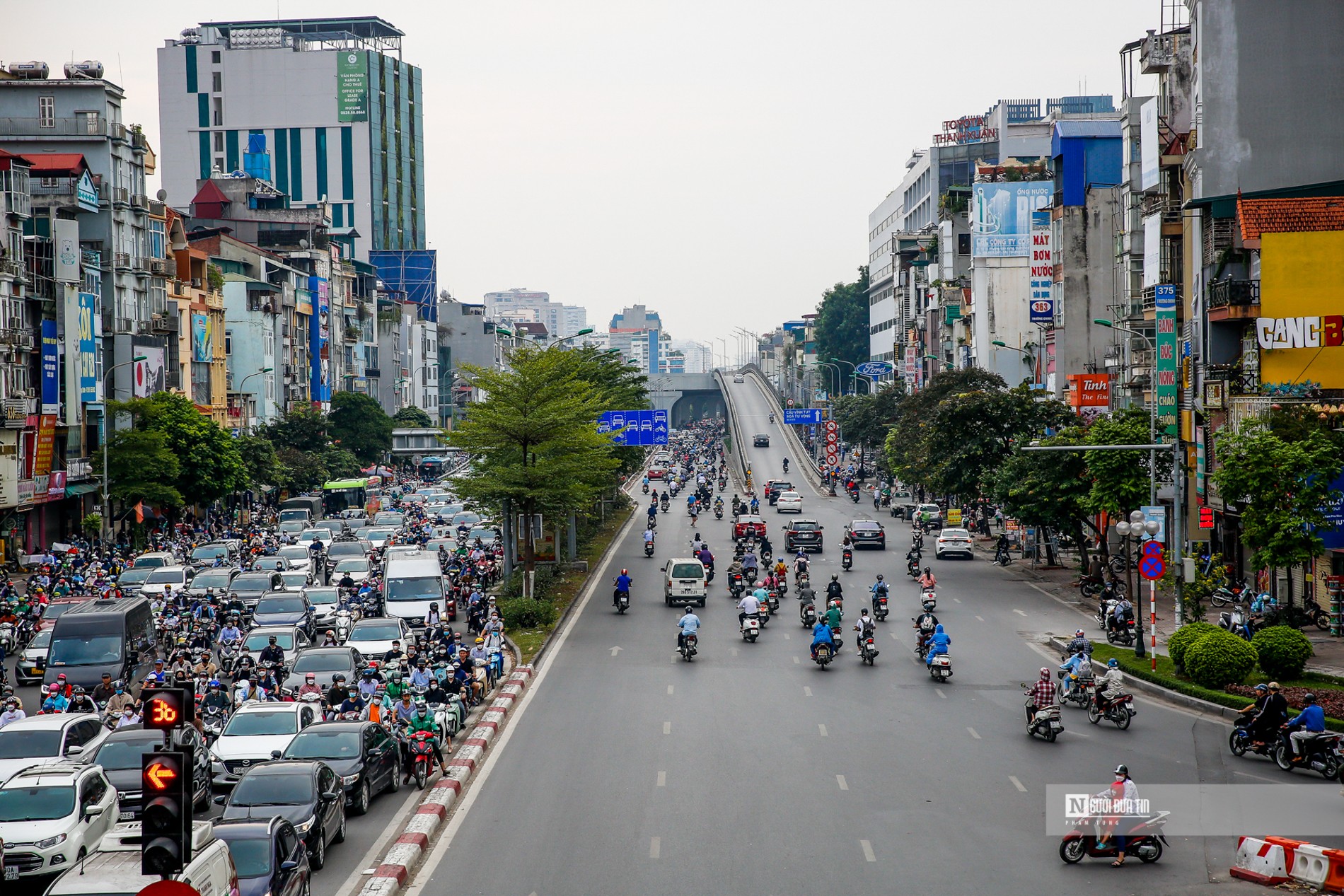 Dân sinh - Hà Nội: Nhiều ô tô vi phạm sau khi gầm cầu vượt Ngã Tư Sở lắp biển cấm (Hình 8).