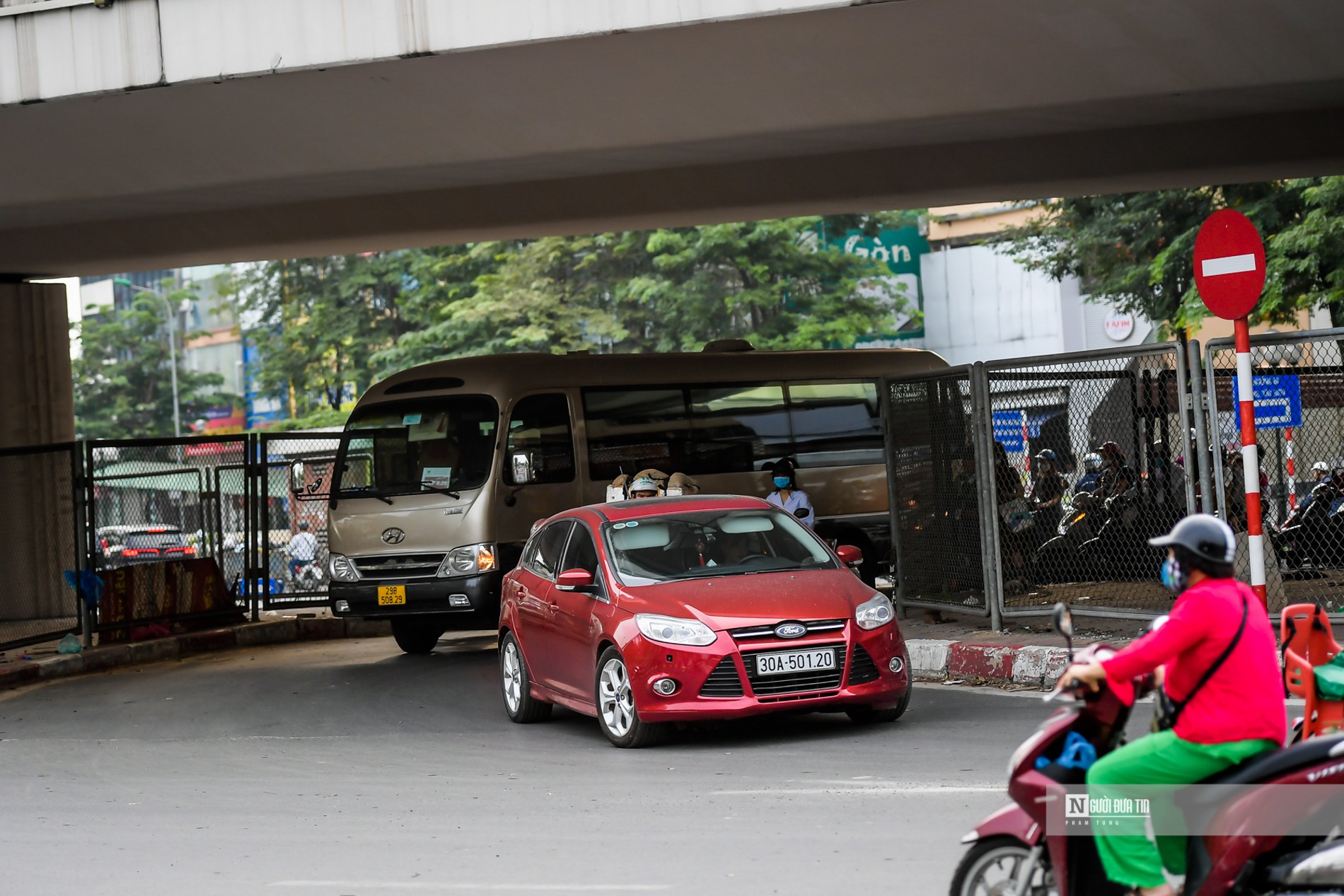 Dân sinh - Hà Nội: Nhiều ô tô vi phạm sau khi gầm cầu vượt Ngã Tư Sở lắp biển cấm (Hình 6).