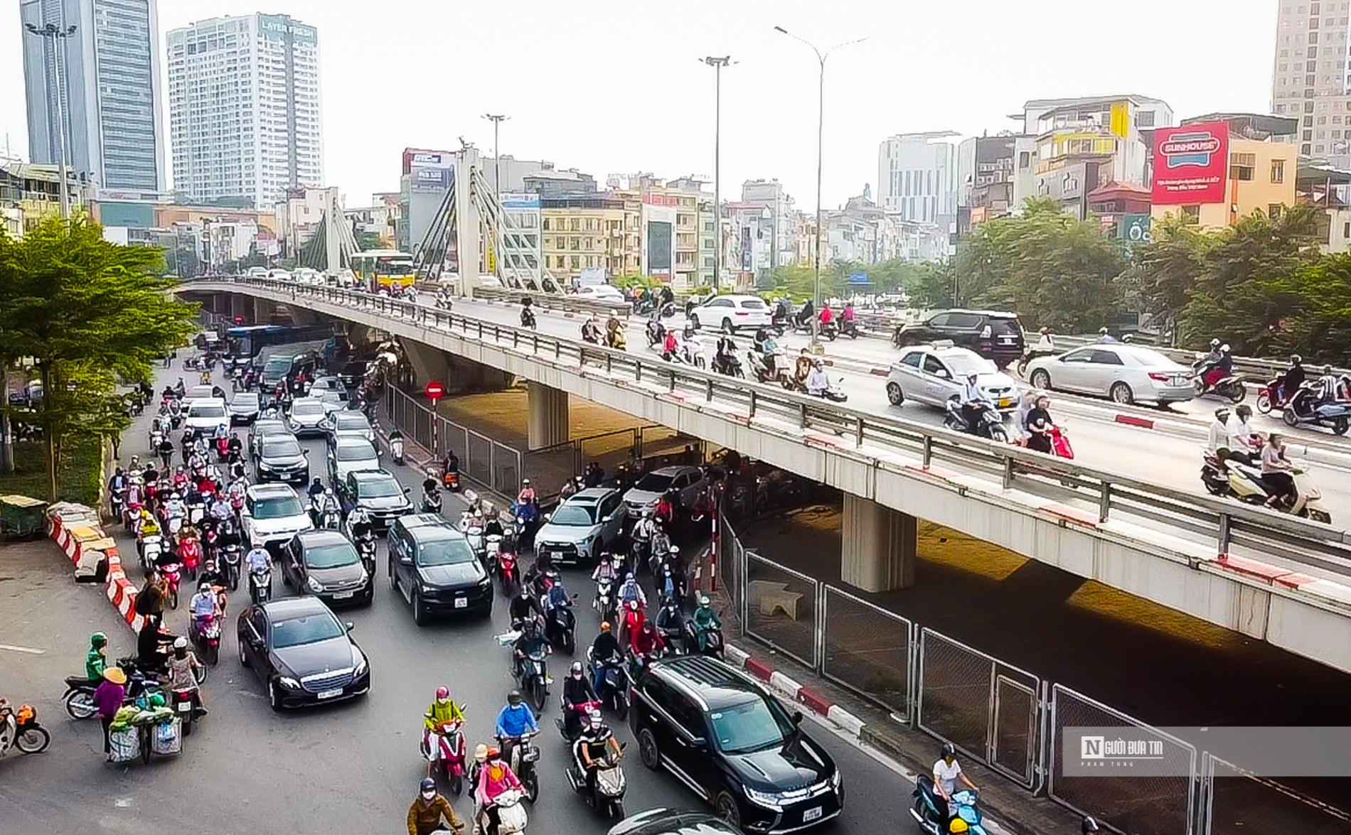 Dân sinh - Hà Nội: Nhiều ô tô vi phạm sau khi gầm cầu vượt Ngã Tư Sở lắp biển cấm (Hình 2).