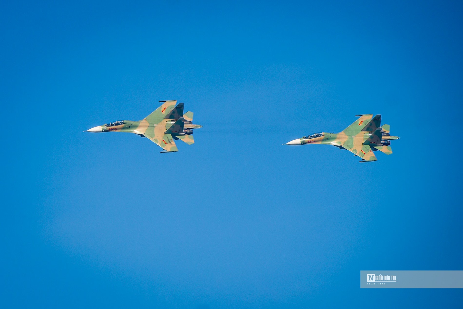 Quân sự - Hà Nội: Bất ngờ siêu cơ Su-30MK2 bay lượn trên bầu trời (Hình 4).