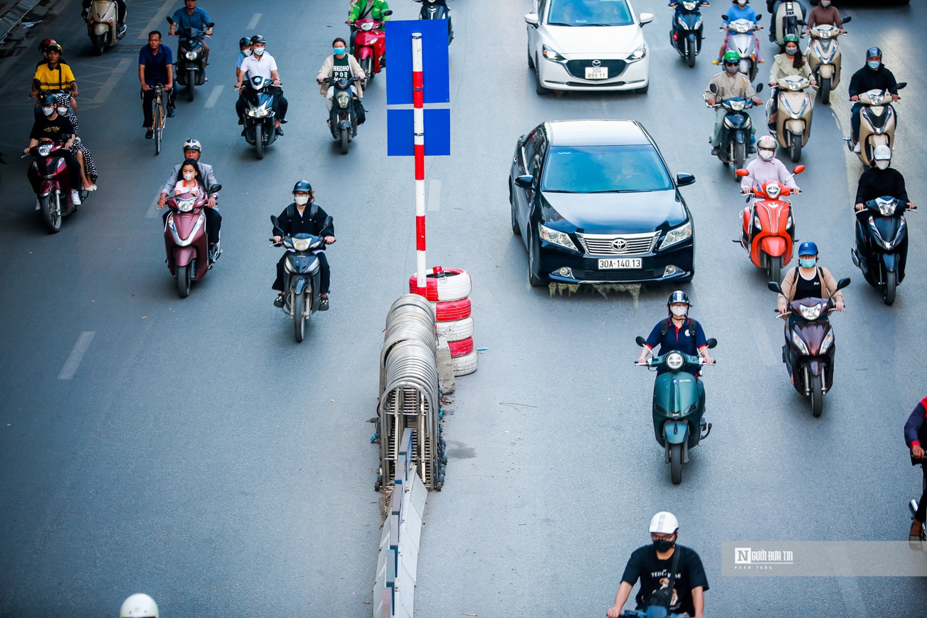 Dân sinh - Đường Nguyễn Trãi phân làn 'có cũng như không', giao thông hỗn loạn (Hình 4).