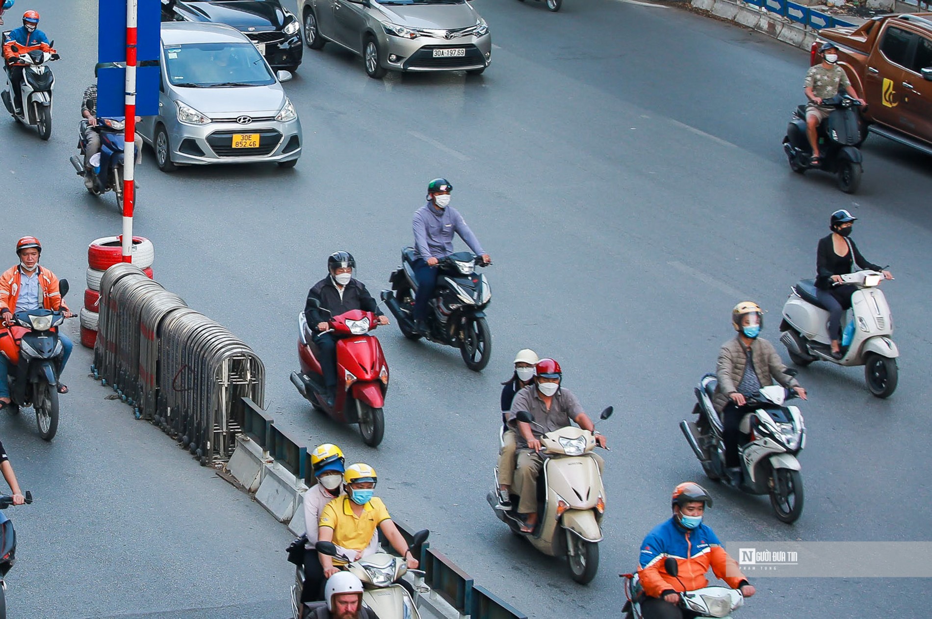 Dân sinh - Đường Nguyễn Trãi phân làn 'có cũng như không', giao thông hỗn loạn (Hình 3).