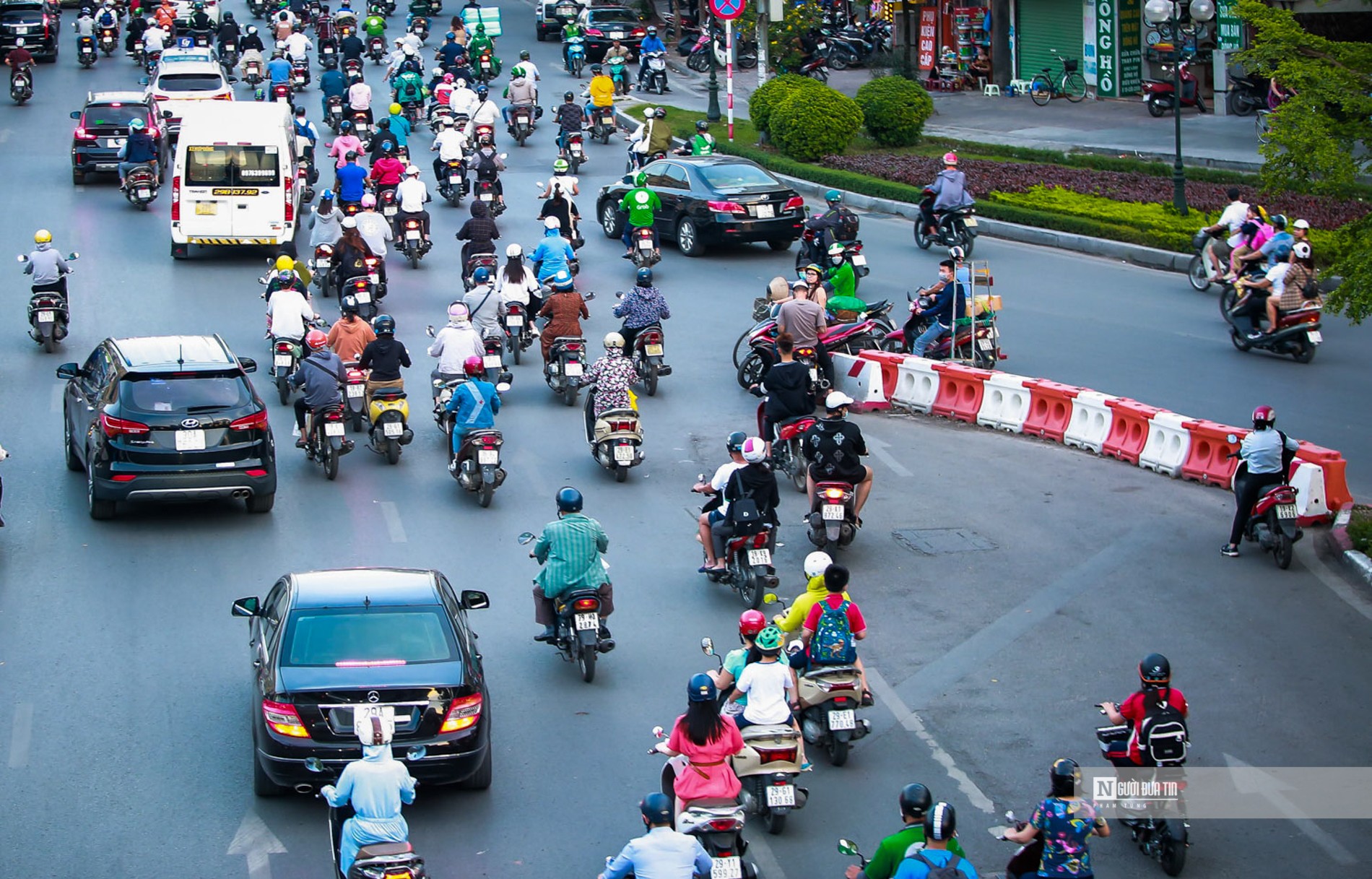 Dân sinh - Đường Nguyễn Trãi phân làn 'có cũng như không', giao thông hỗn loạn (Hình 11).