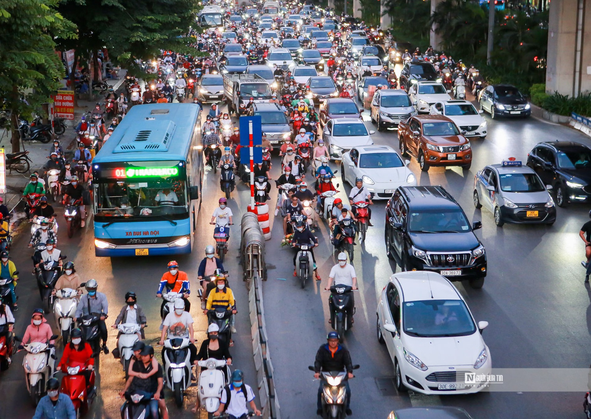 Dân sinh - Đường Nguyễn Trãi phân làn 'có cũng như không', giao thông hỗn loạn (Hình 10).